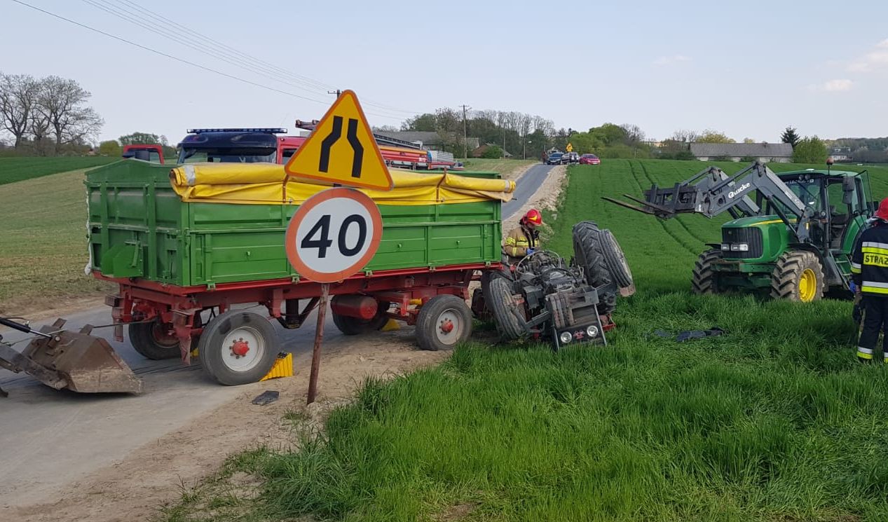 Tragiczny wypadek na lokalnej drodze. Przewrócił się ciągnik rolniczy, traktorzysta został przygnieciony (zdjęcia)