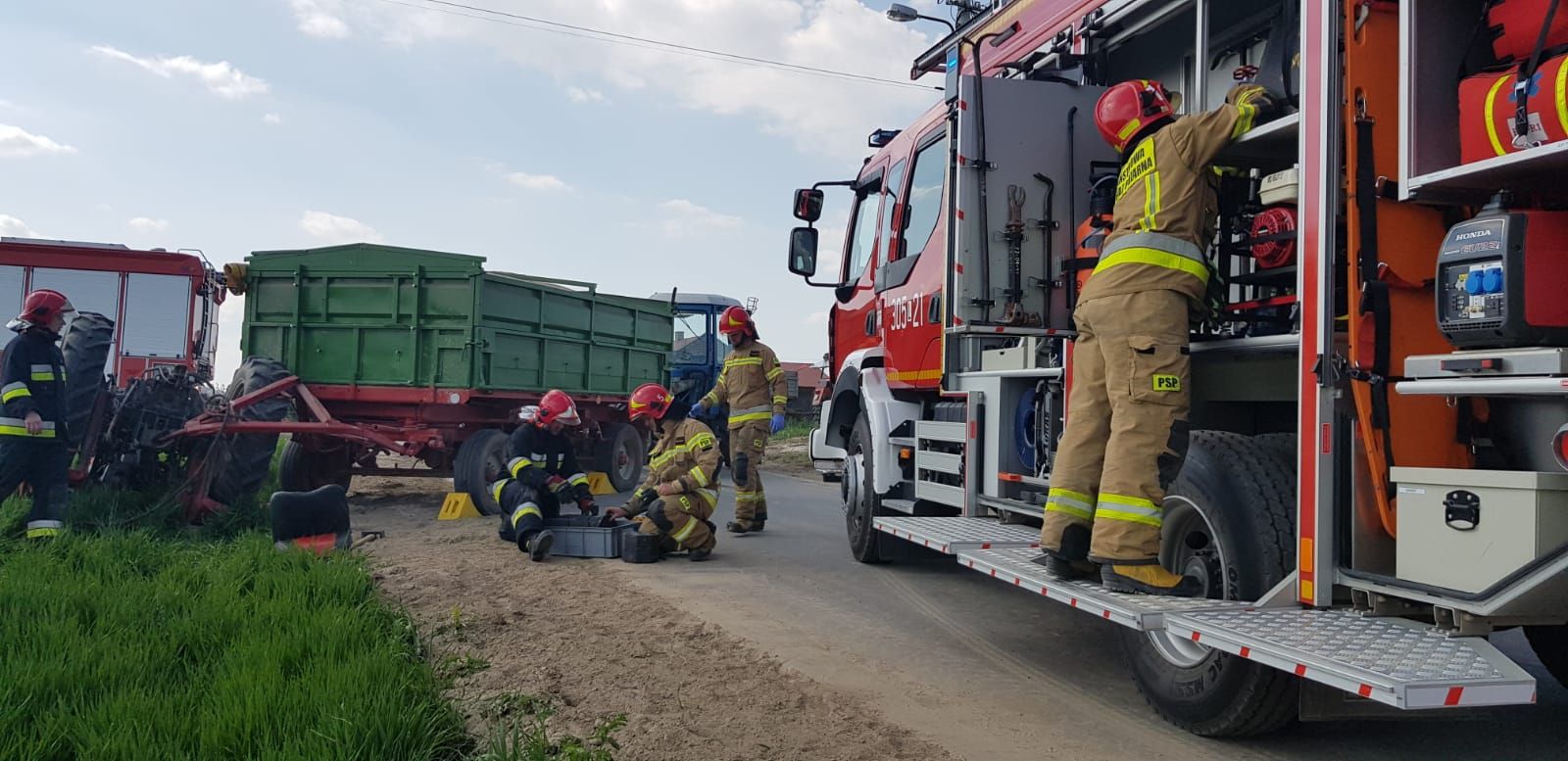 Tragiczny wypadek na lokalnej drodze. Przewrócił się ciągnik rolniczy, traktorzysta został przygnieciony (zdjęcia)