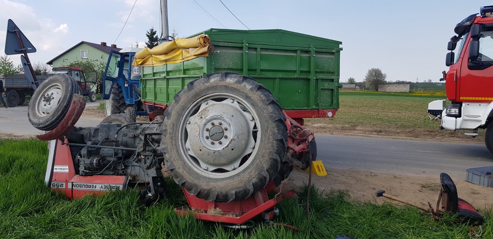 Tragiczny wypadek na lokalnej drodze. Przewrócił się ciągnik rolniczy, traktorzysta został przygnieciony (zdjęcia)