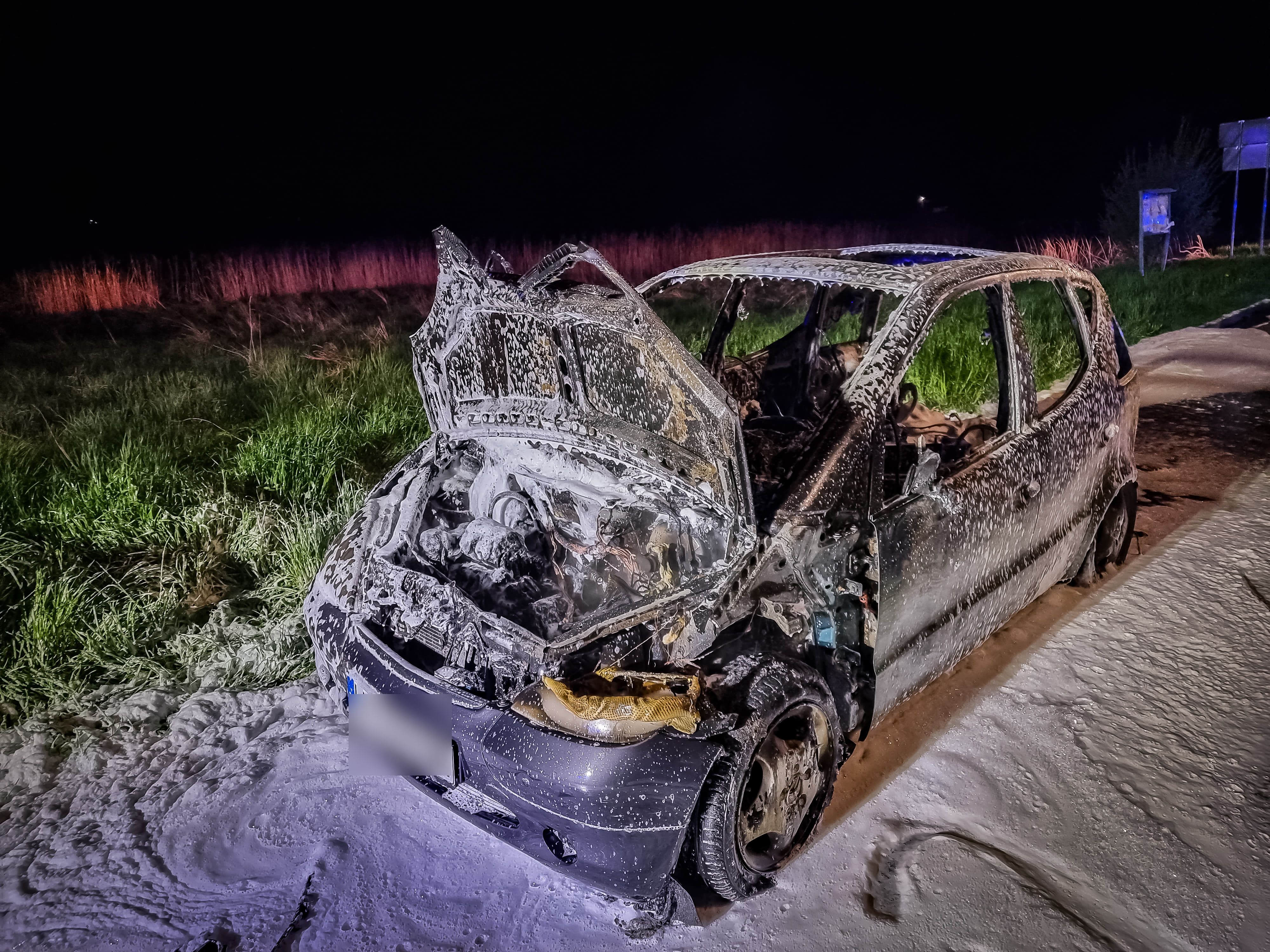 W trakcie jazdy mercedes stanął w płomieniach. Kierowca zdążył się zatrzymać i opuścić auto (zdjęcia)