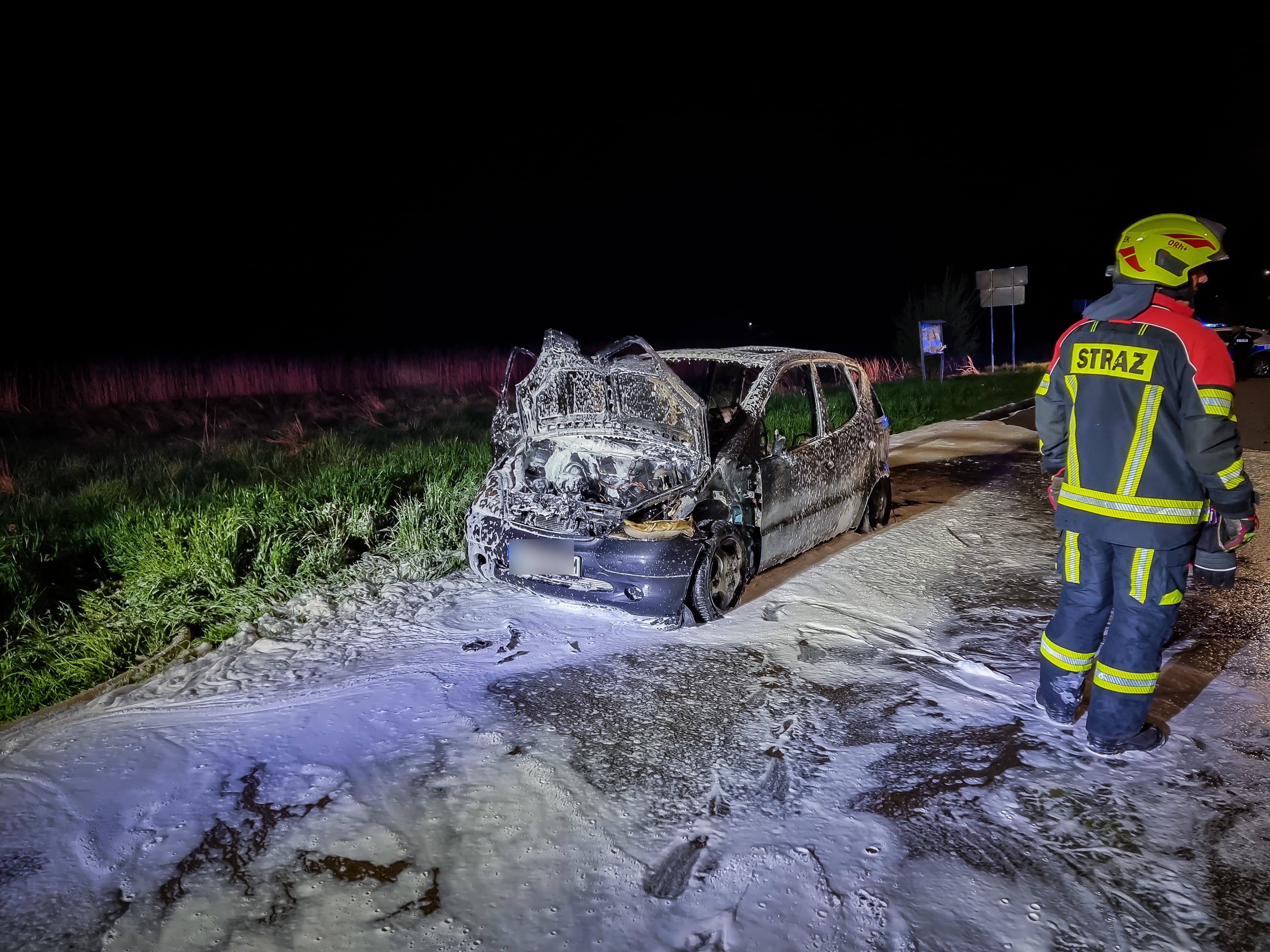 W trakcie jazdy mercedes stanął w płomieniach. Kierowca zdążył się zatrzymać i opuścić auto (zdjęcia)