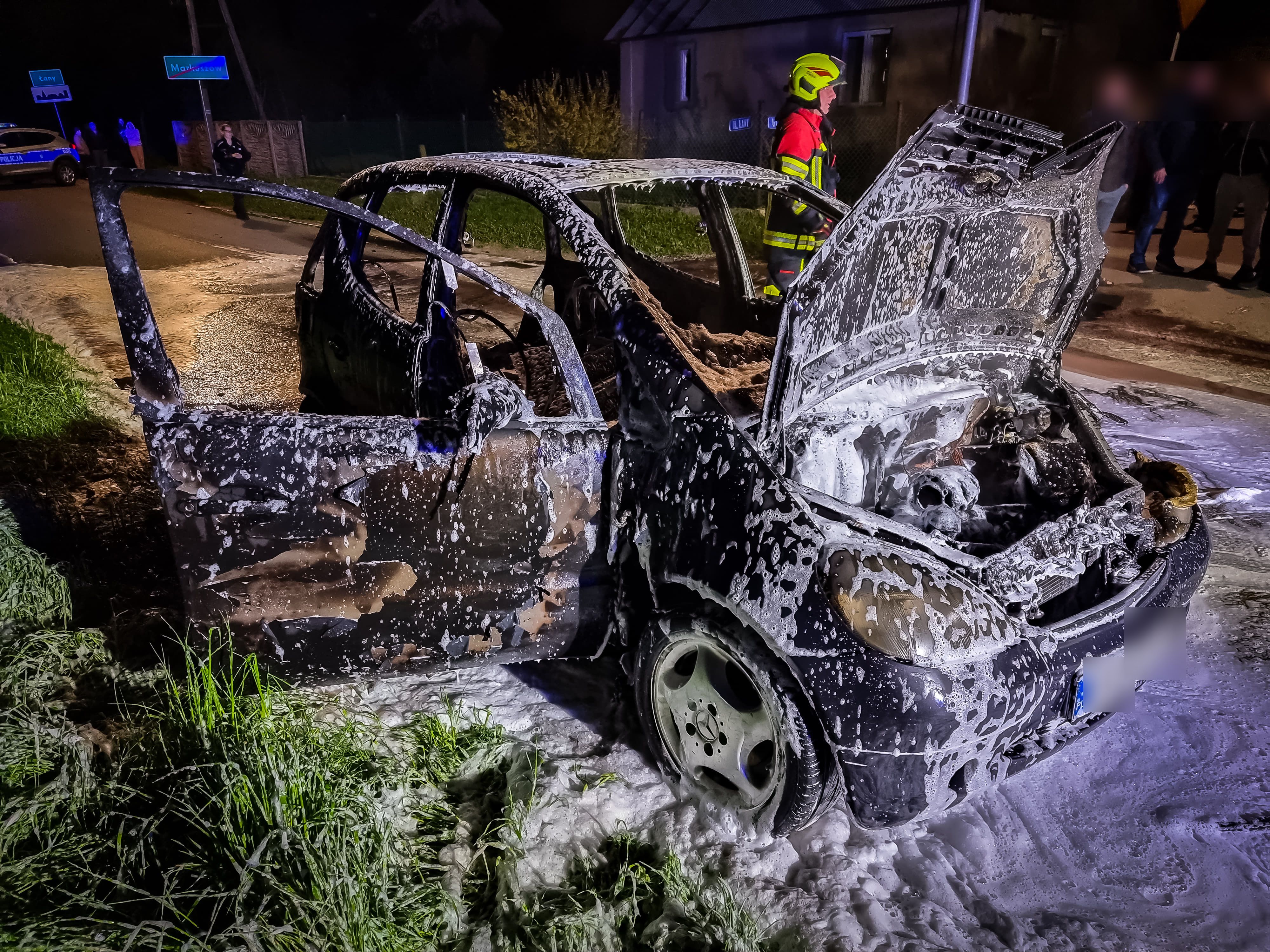 W trakcie jazdy mercedes stanął w płomieniach. Kierowca zdążył się zatrzymać i opuścić auto (zdjęcia)