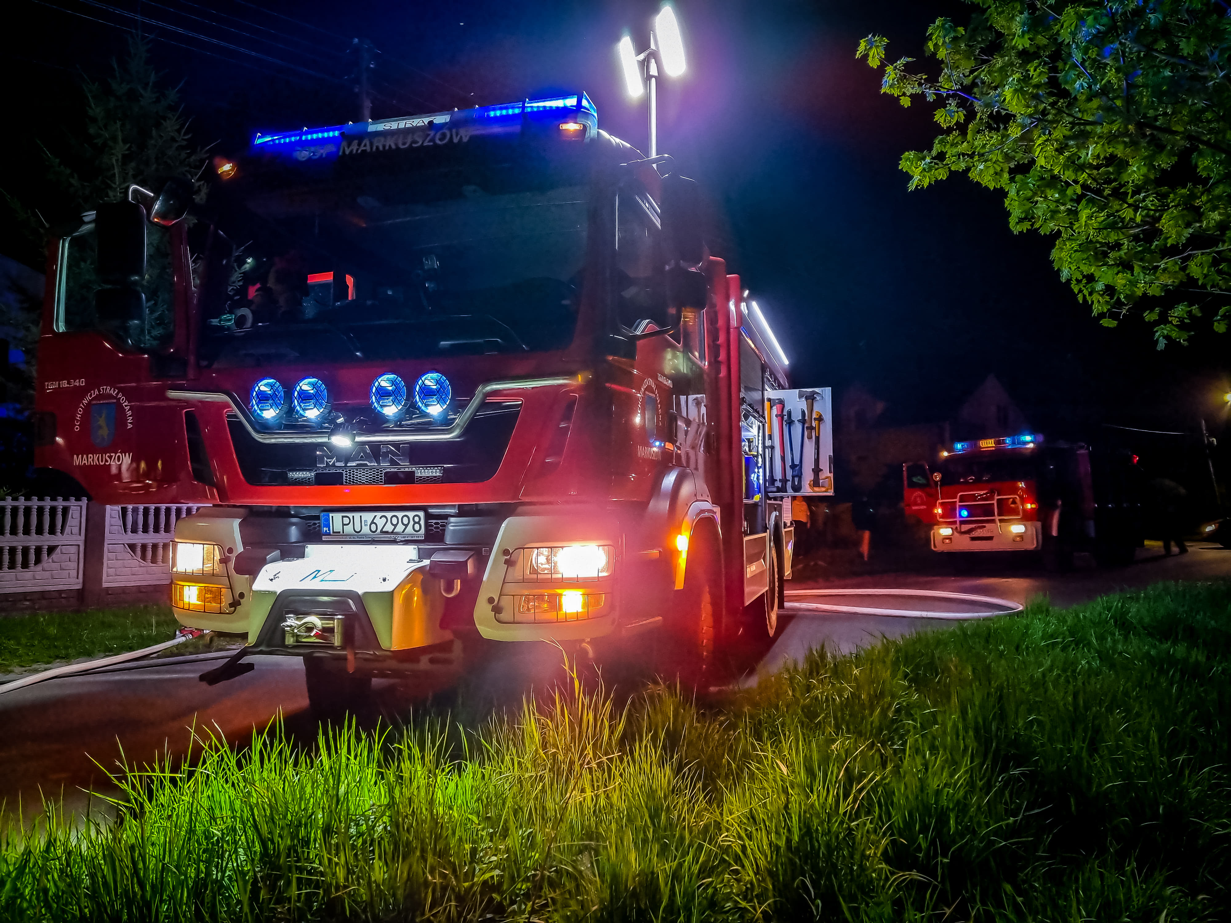 W trakcie jazdy mercedes stanął w płomieniach. Kierowca zdążył się zatrzymać i opuścić auto (zdjęcia)