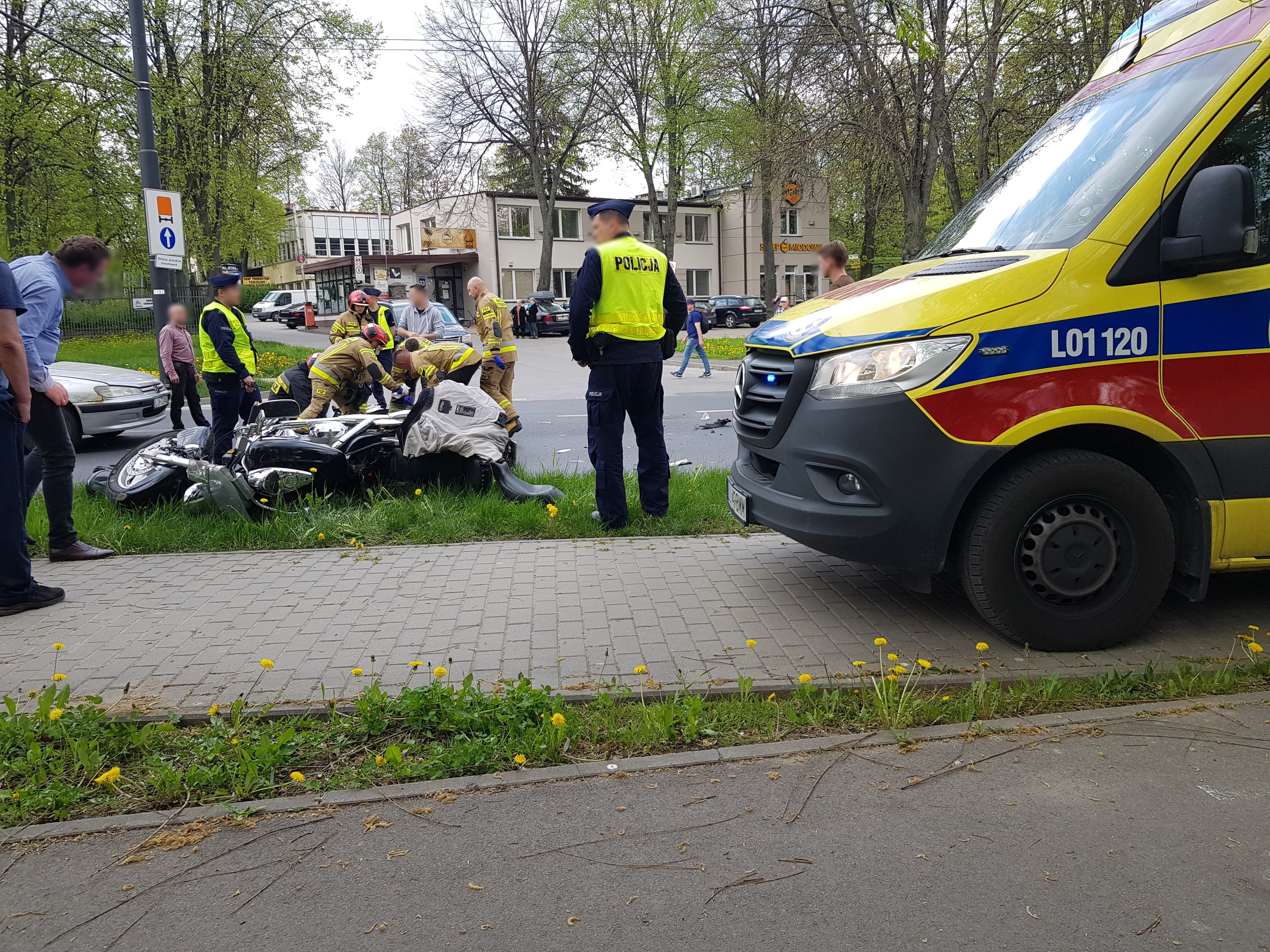 Zderzenie motocyklisty z renaultem. Trwa akcja ratunkowa, ulica jest całkowicie zablokowana (zdjęcia)