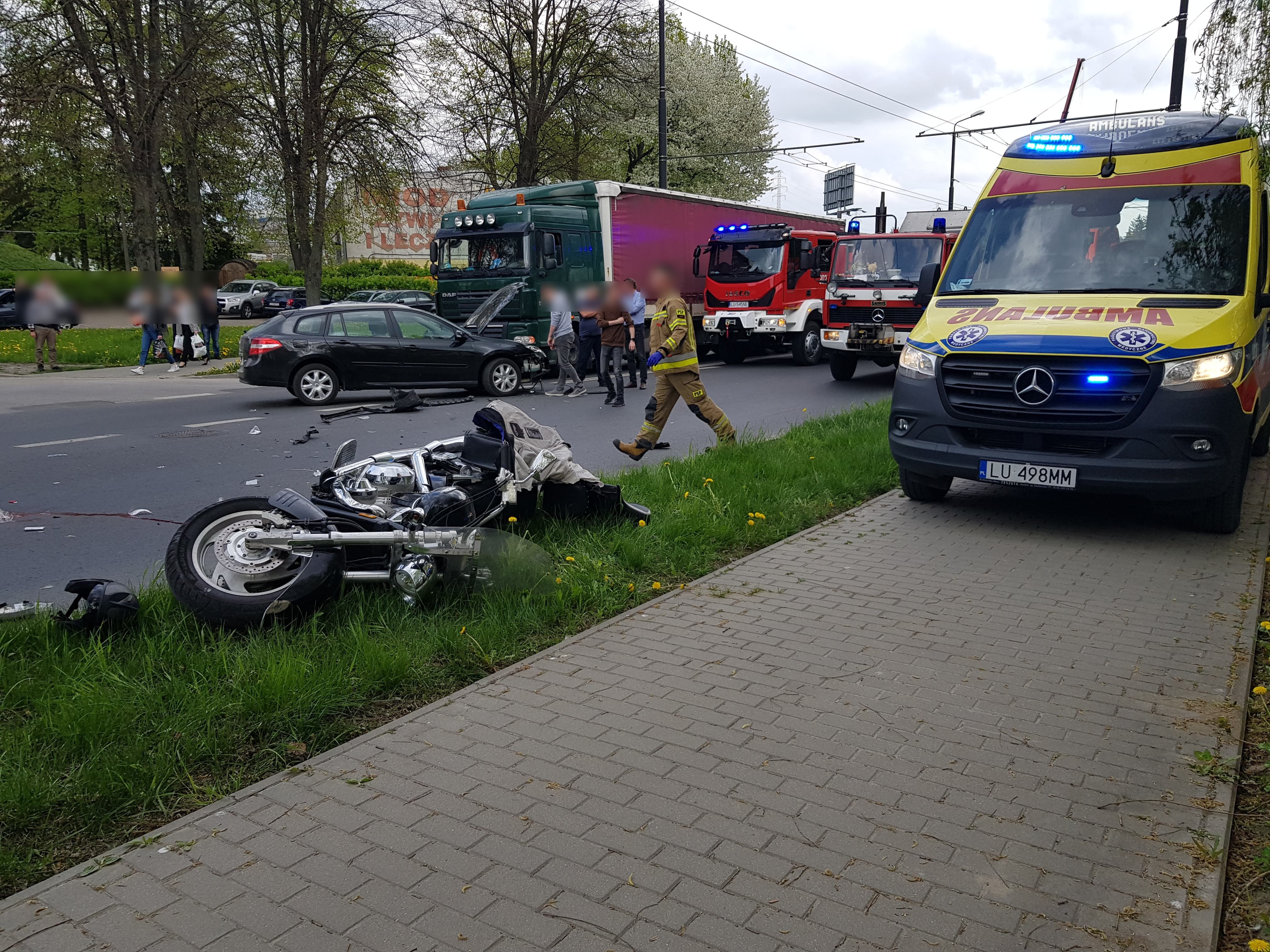Zderzenie motocyklisty z renaultem. Trwa akcja ratunkowa, ulica jest całkowicie zablokowana (zdjęcia)