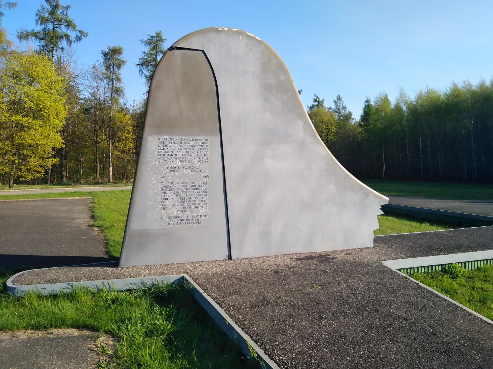 Zdewastowano pomnik Latającej Fortecy. Sprawca wychwalał Rosję (zdjęcia)