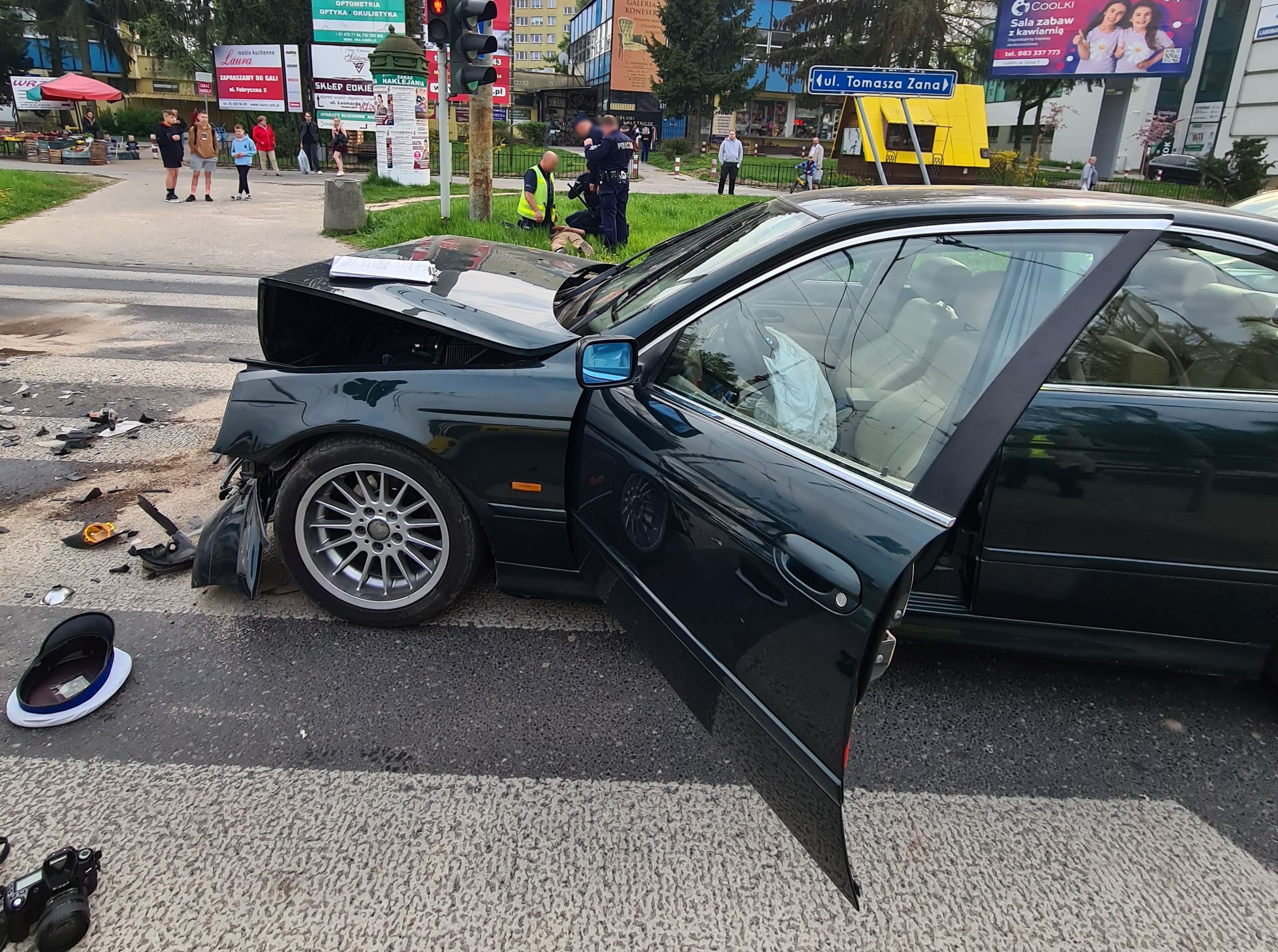 Jechał pod prąd, zderzył się z BMW, potem zaatakował policjanta i chciał uciec. Jest nagranie wypadku (zdjęcia, wideo)