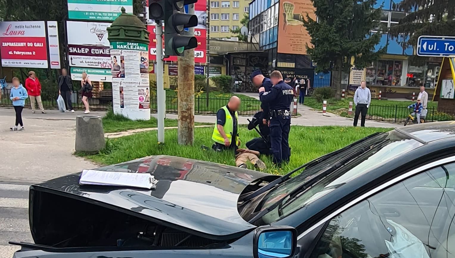 Jechał pod prąd, zderzył się z BMW, potem zaatakował policjanta i chciał uciec. Jest nagranie wypadku (zdjęcia, wideo)