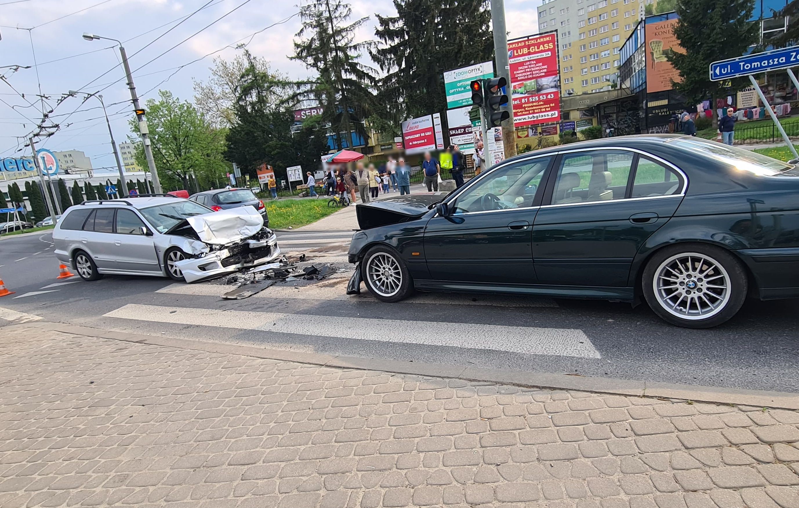 Jechał pod prąd, zderzył się z BMW, potem zaatakował policjanta i chciał uciec. Jest nagranie wypadku (zdjęcia, wideo)