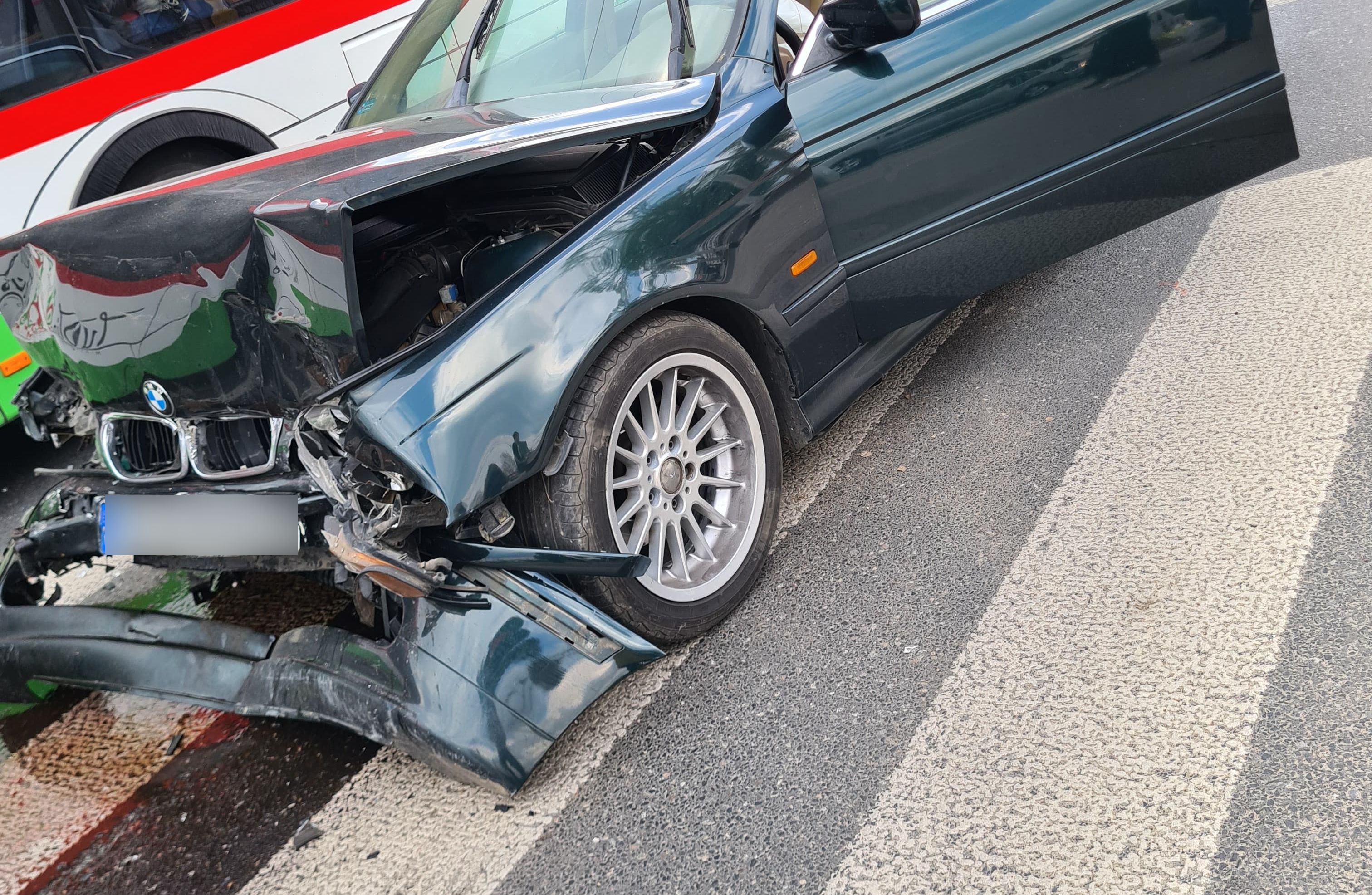 Jechał pod prąd, zderzył się z BMW, potem zaatakował policjanta i chciał uciec. Jest nagranie wypadku (zdjęcia, wideo)