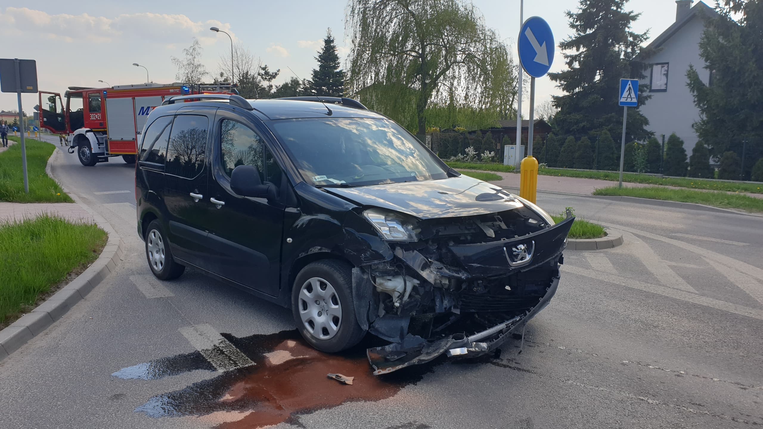 Wyjeżdżał z osiedla, zderzył się z peugeotem. Jedna osoba trafiła do szpitala (zdjęcia)