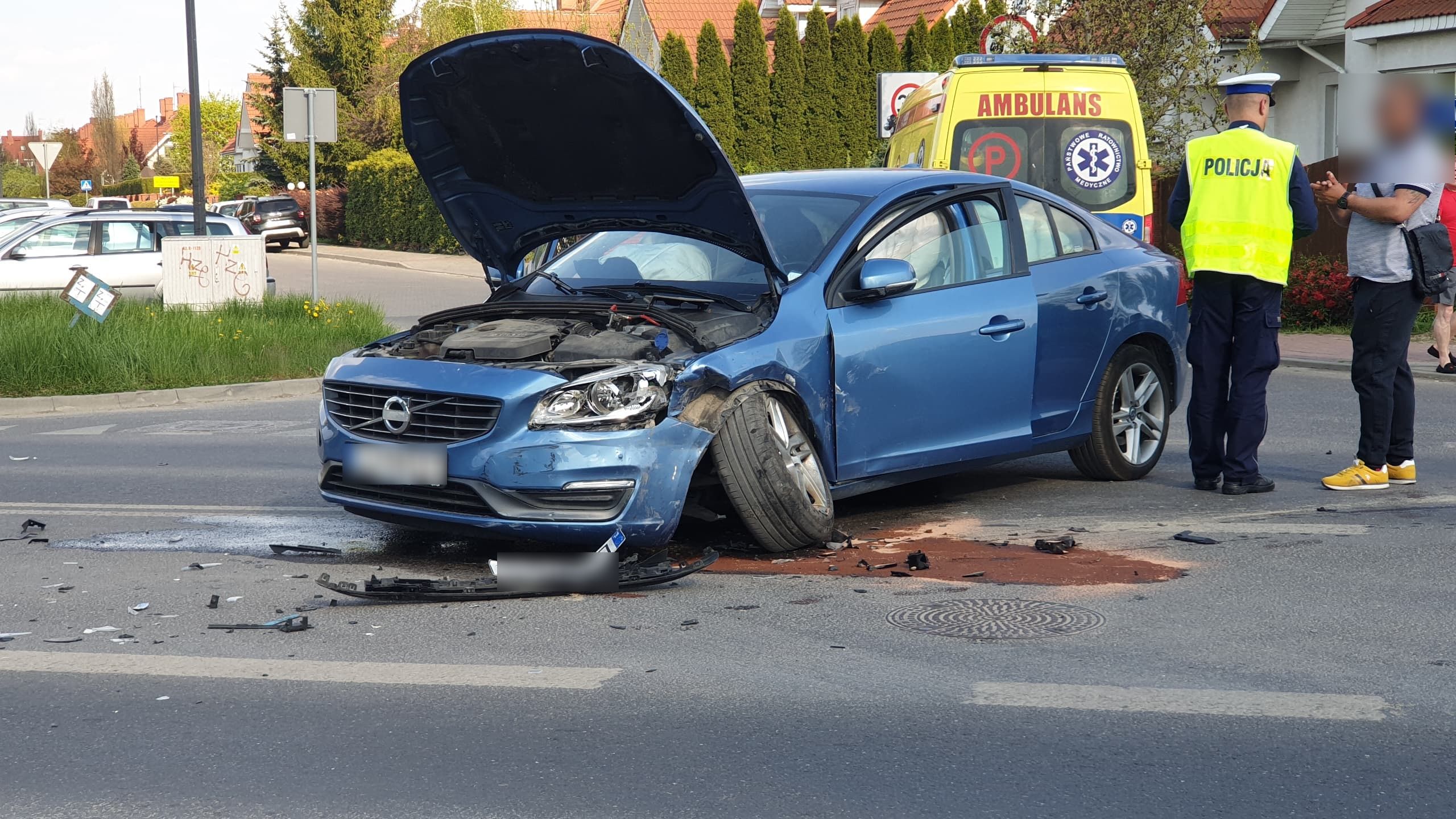 Wyjeżdżał z osiedla, zderzył się z peugeotem. Jedna osoba trafiła do szpitala (zdjęcia)