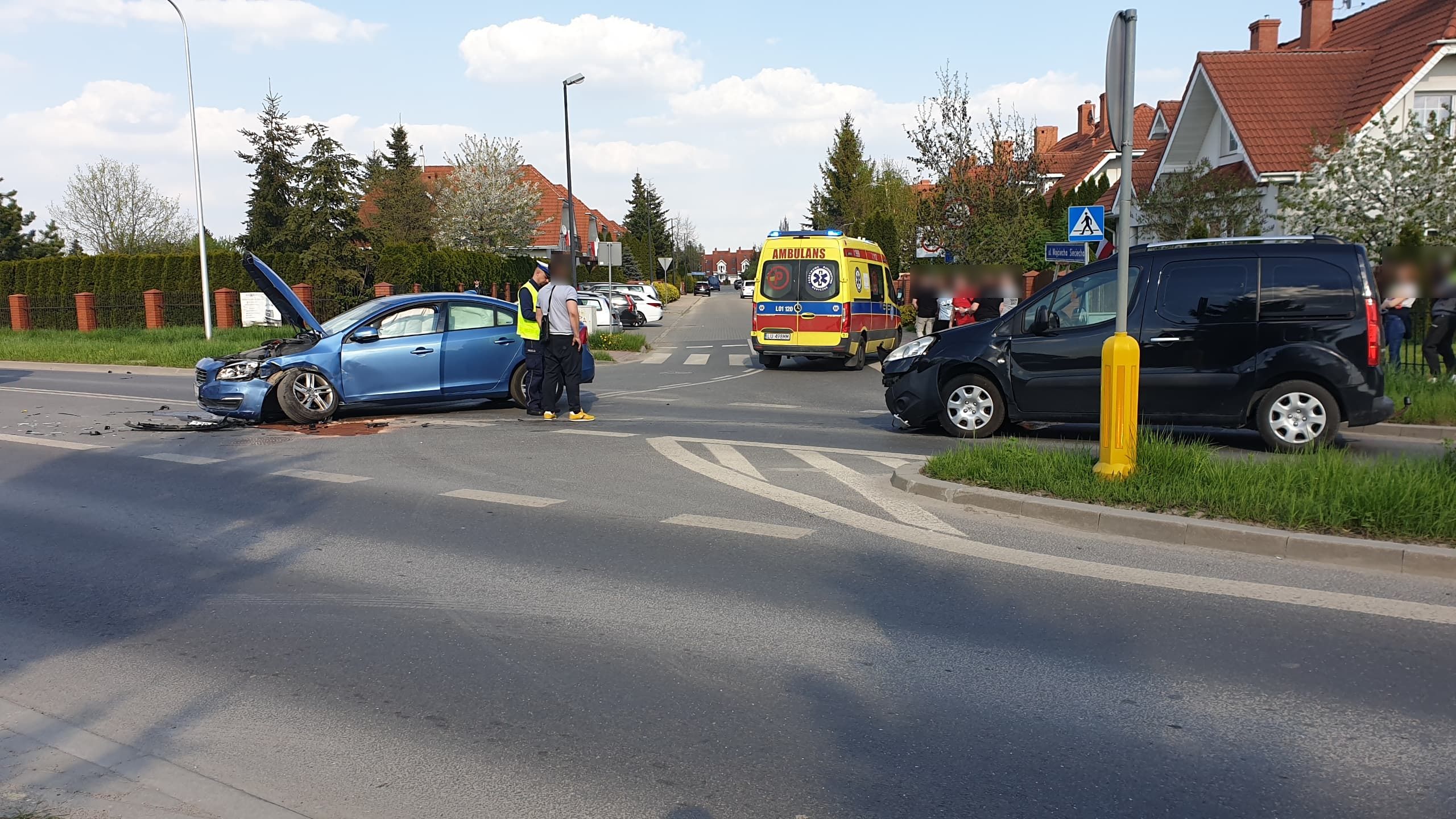 Wyjeżdżał z osiedla, zderzył się z peugeotem. Jedna osoba trafiła do szpitala (zdjęcia)