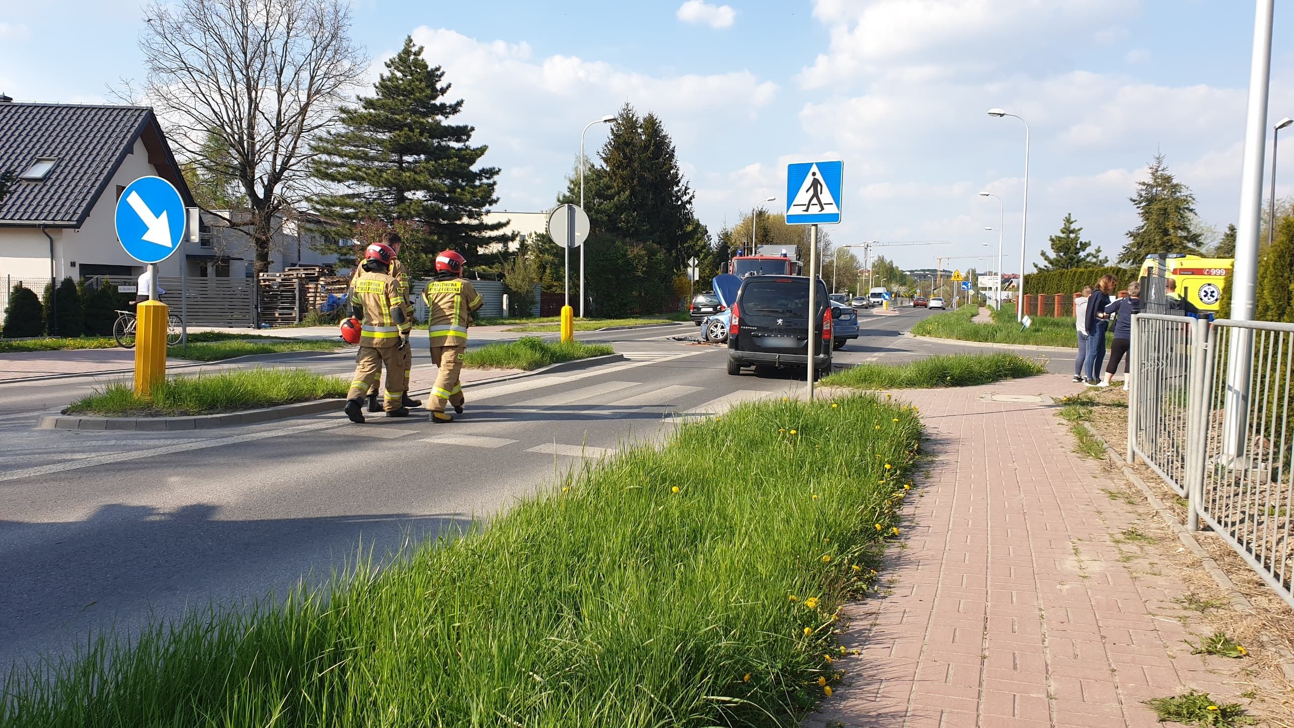 Wyjeżdżał z osiedla, zderzył się z peugeotem. Jedna osoba trafiła do szpitala (zdjęcia)