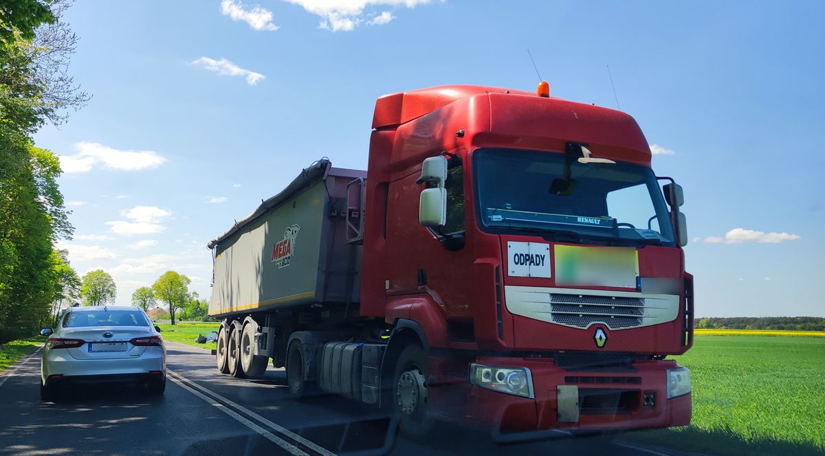 Na łuku drogi zaczęła wyprzedzać ciężarówkę, z naprzeciwka nadjechało inne auto. Oba pojazdy wpadły do rowu (zdjęcia)