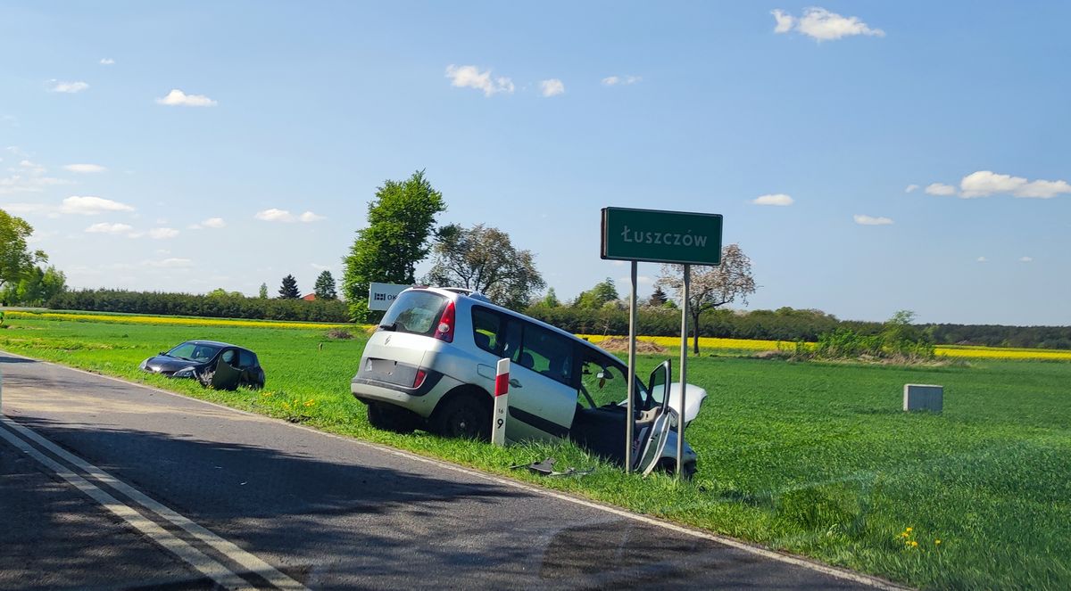 Na łuku drogi zaczęła wyprzedzać ciężarówkę, z naprzeciwka nadjechało inne auto. Oba pojazdy wpadły do rowu (zdjęcia)