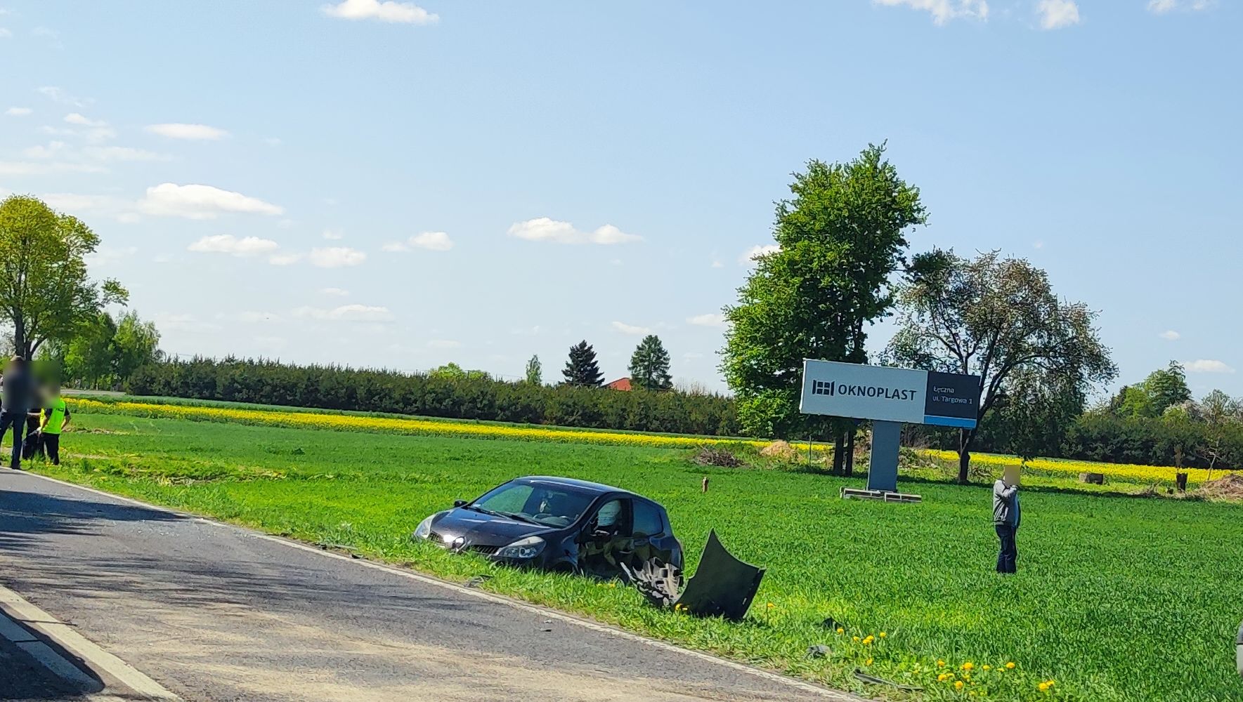 Na łuku drogi zaczęła wyprzedzać ciężarówkę, z naprzeciwka nadjechało inne auto. Oba pojazdy wpadły do rowu (zdjęcia)