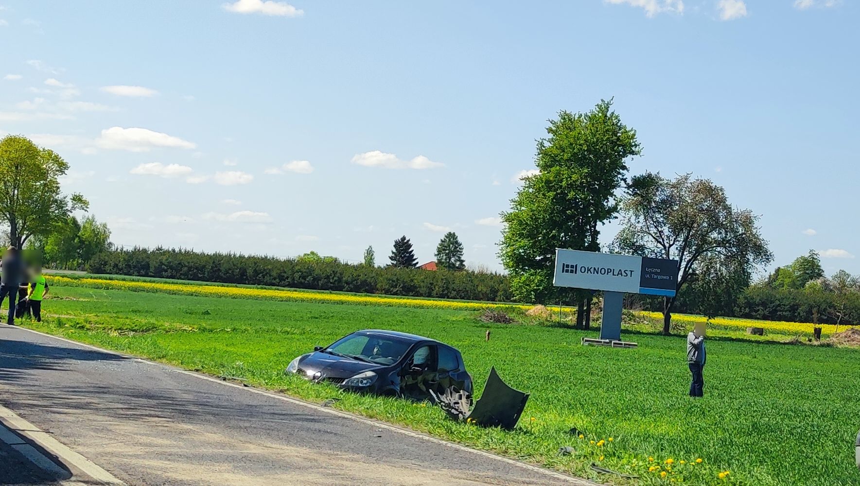 Na łuku drogi zaczęła wyprzedzać ciężarówkę, z naprzeciwka nadjechało inne auto. Oba pojazdy wpadły do rowu (zdjęcia)