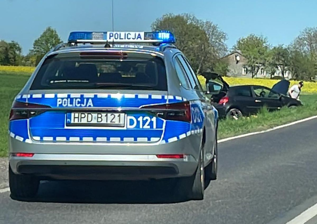 Na łuku drogi zaczęła wyprzedzać ciężarówkę, z naprzeciwka nadjechało inne auto. Oba pojazdy wpadły do rowu (zdjęcia)