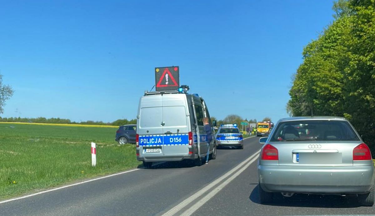 Na łuku drogi zaczęła wyprzedzać ciężarówkę, z naprzeciwka nadjechało inne auto. Oba pojazdy wpadły do rowu (zdjęcia)