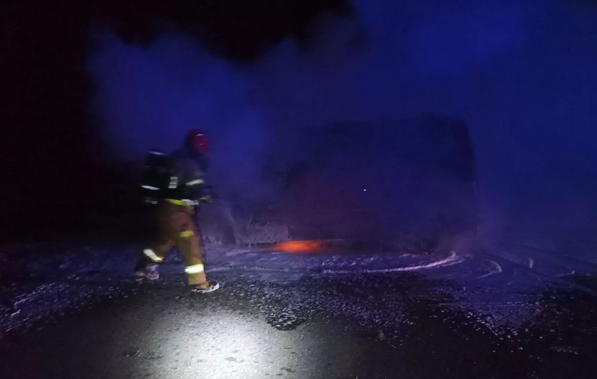 W trakcie jazdy volkswagen stanął w płomieniach. Pasażerowie zdążyli opuścić auto (zdjęcia)