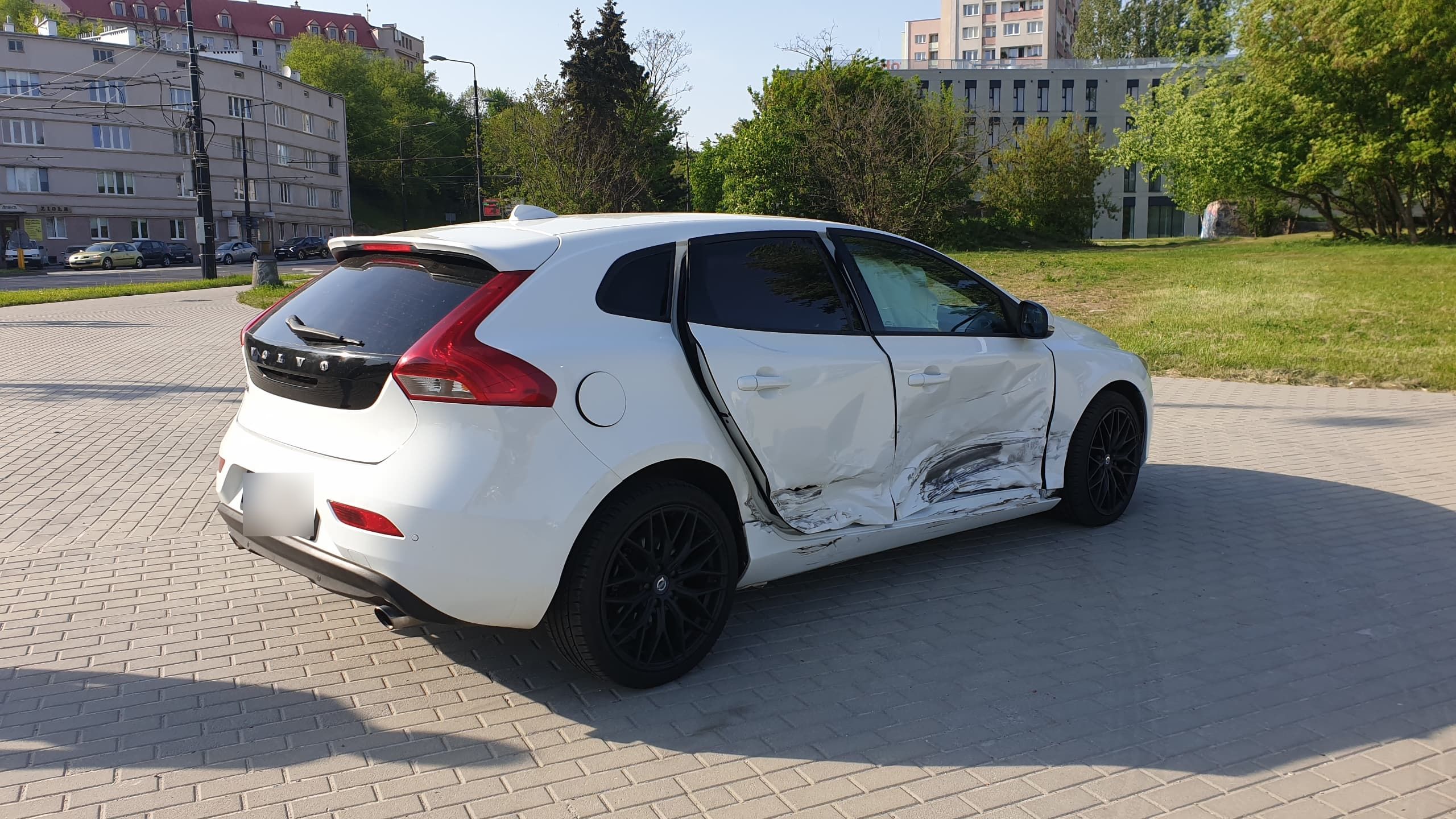 Kolejne zderzenie aut na tym rondzie. Przyczyna znów ta sama (zdjęcia)