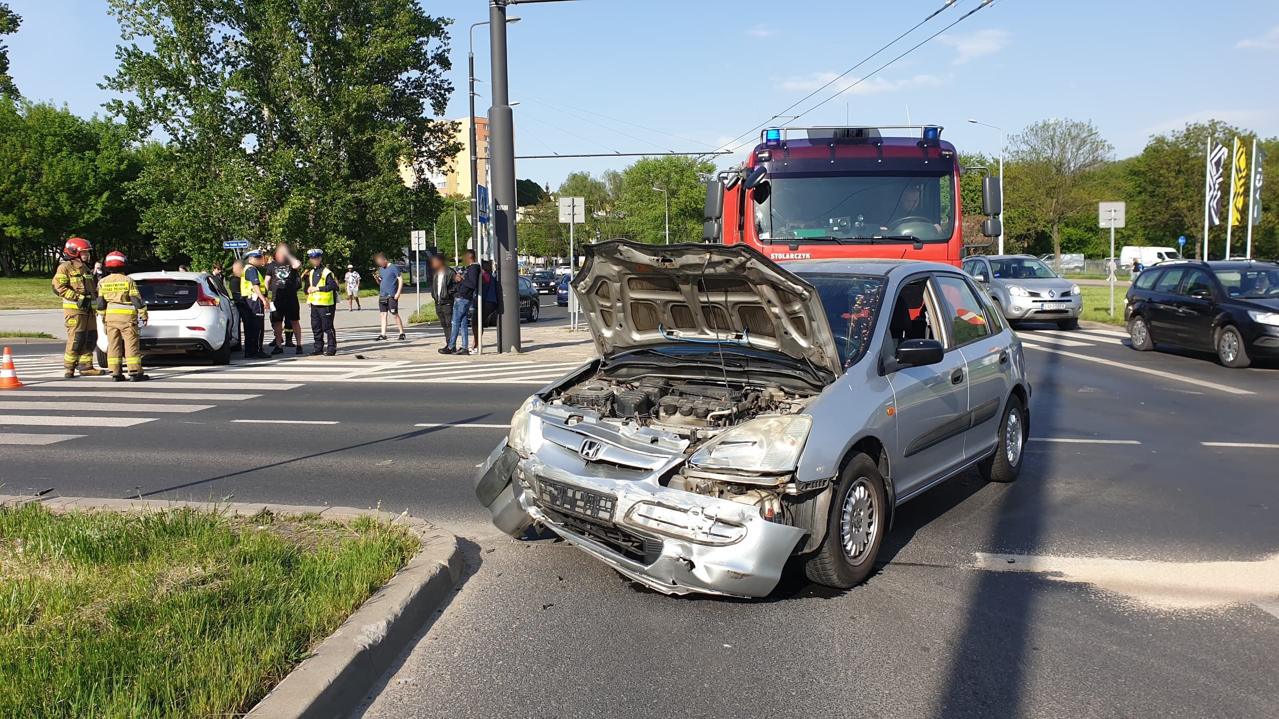 Kolejne zderzenie aut na tym rondzie. Przyczyna znów ta sama (zdjęcia)