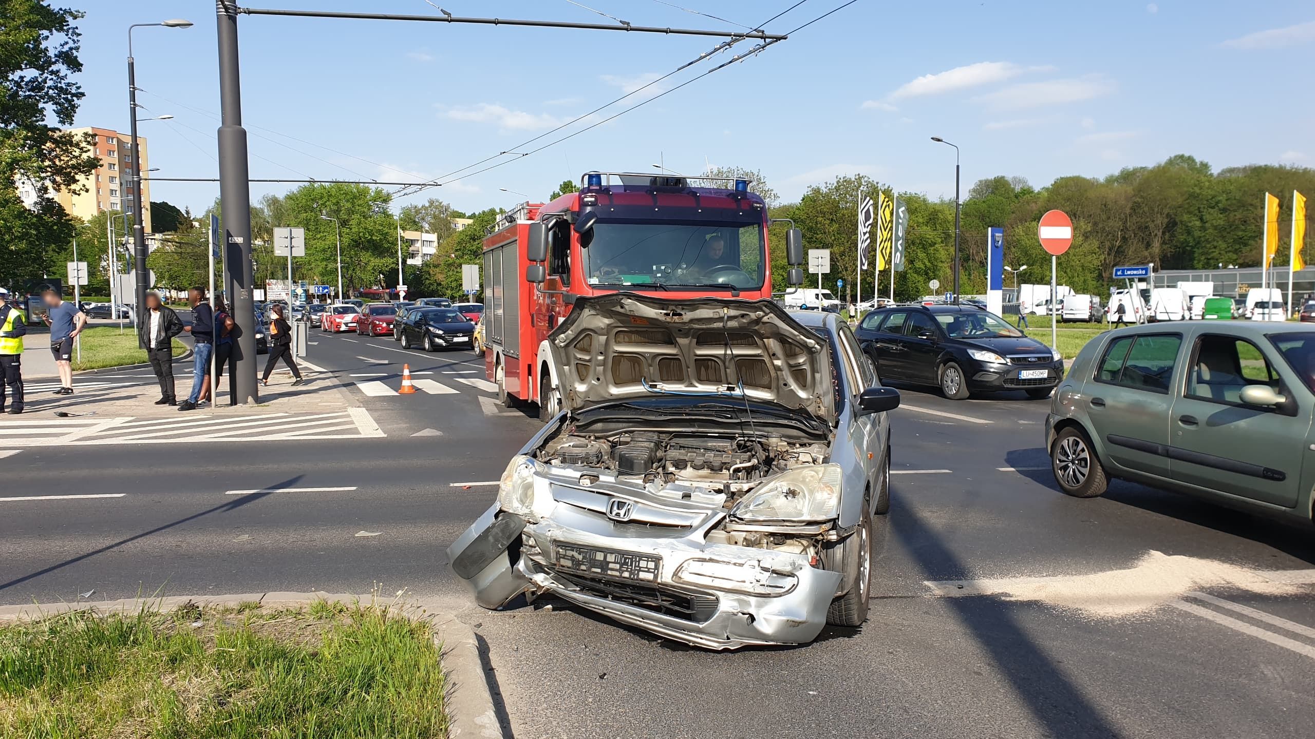 Kolejne zderzenie aut na tym rondzie. Przyczyna znów ta sama (zdjęcia)