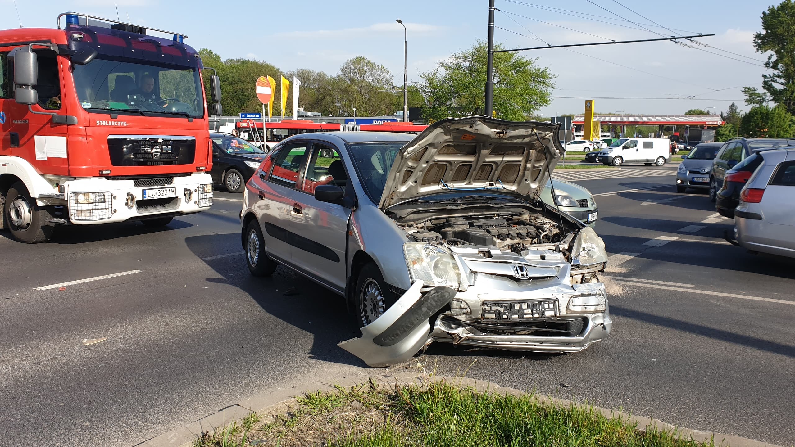 Kolejne zderzenie aut na tym rondzie. Przyczyna znów ta sama (zdjęcia)