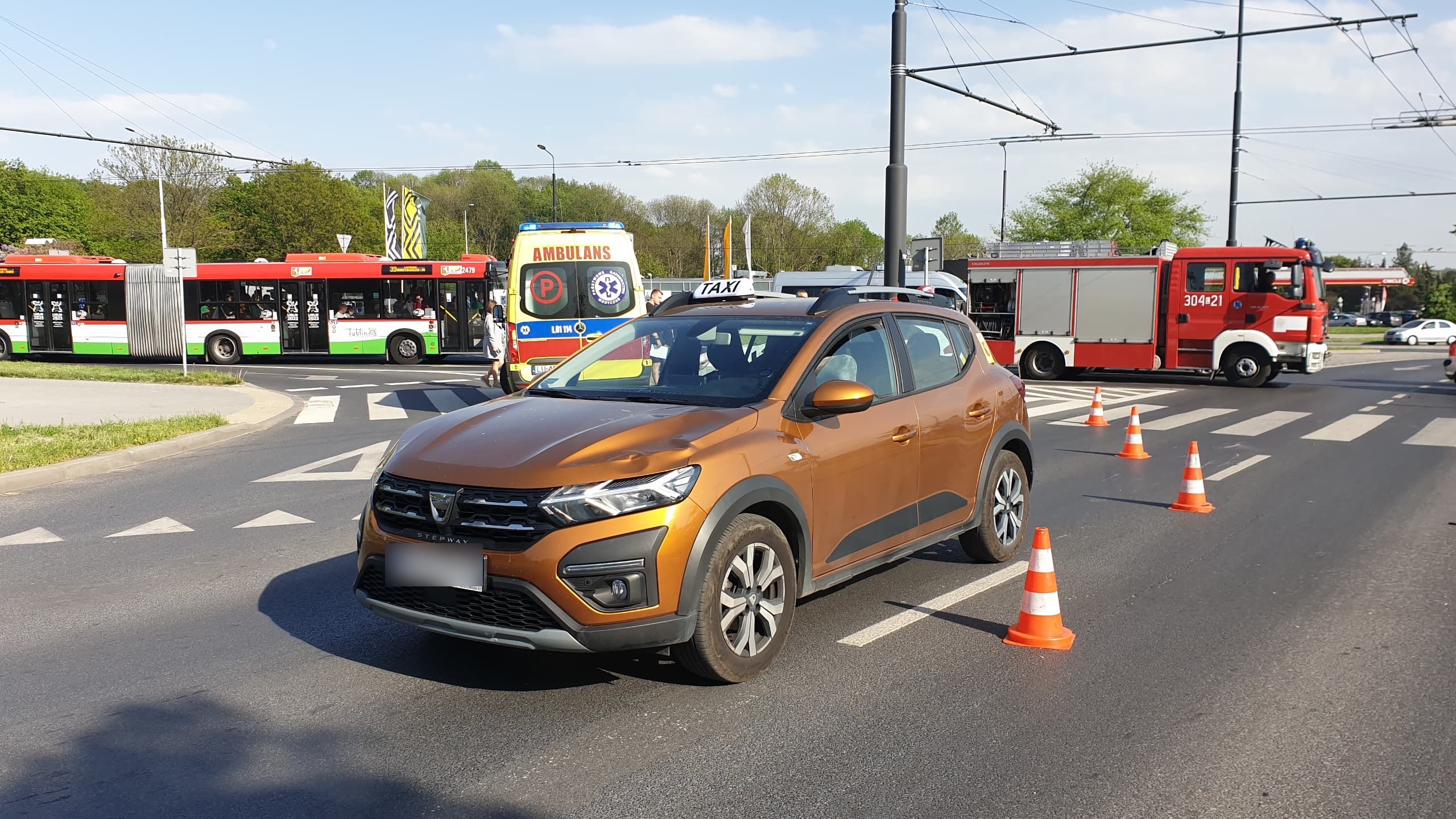 Najpierw kolizja, teraz wypadek. Służby ratunkowe nie zdążyły odjechać, na ich oczach potrącony został nastolatek na hulajnodze (zdjęcia)