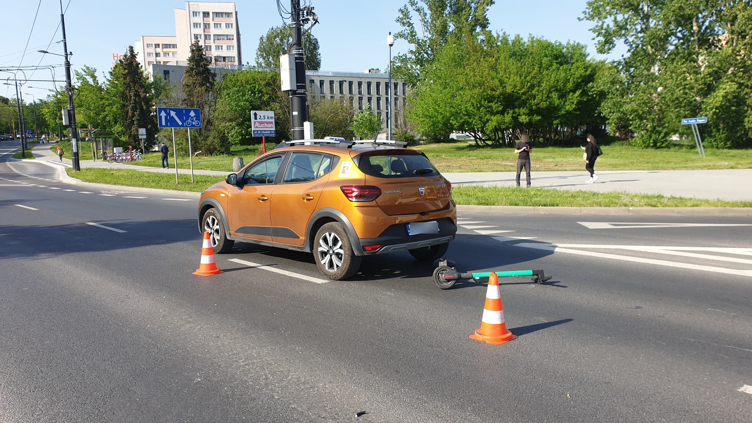 Najpierw kolizja, teraz wypadek. Służby ratunkowe nie zdążyły odjechać, na ich oczach potrącony został nastolatek na hulajnodze (zdjęcia)