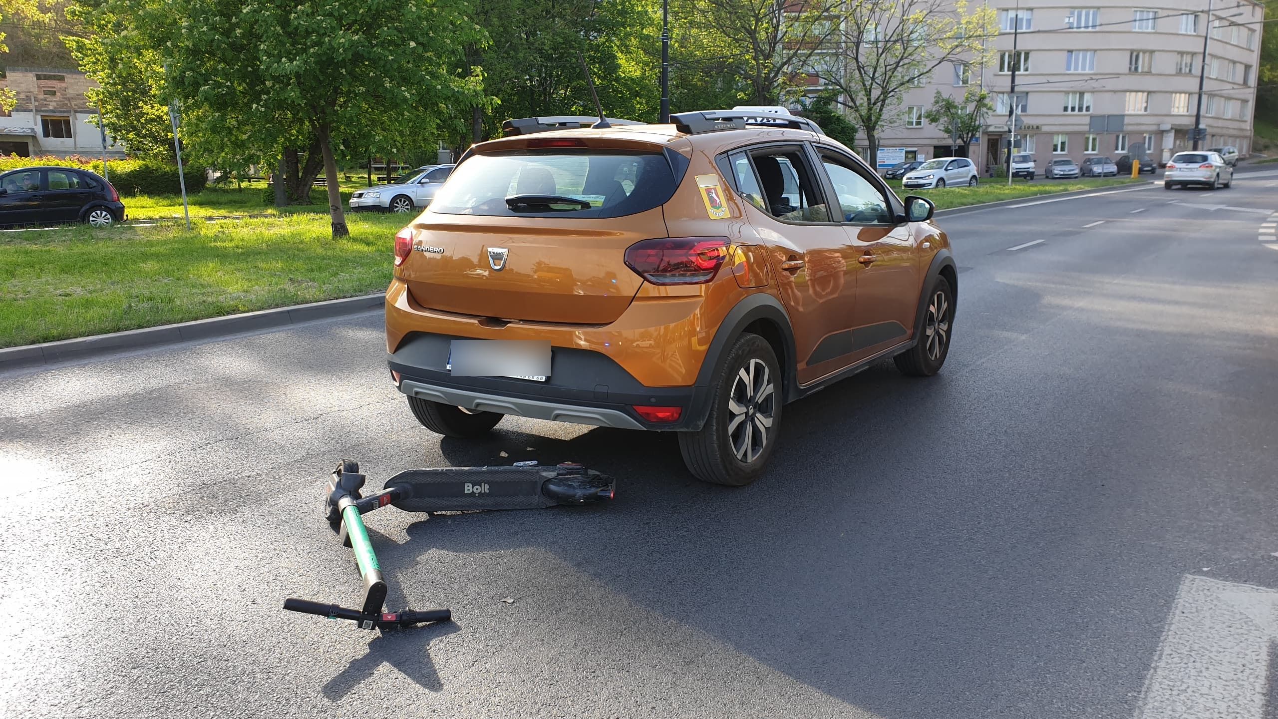 Najpierw kolizja, teraz wypadek. Służby ratunkowe nie zdążyły odjechać, na ich oczach potrącony został nastolatek na hulajnodze (zdjęcia)