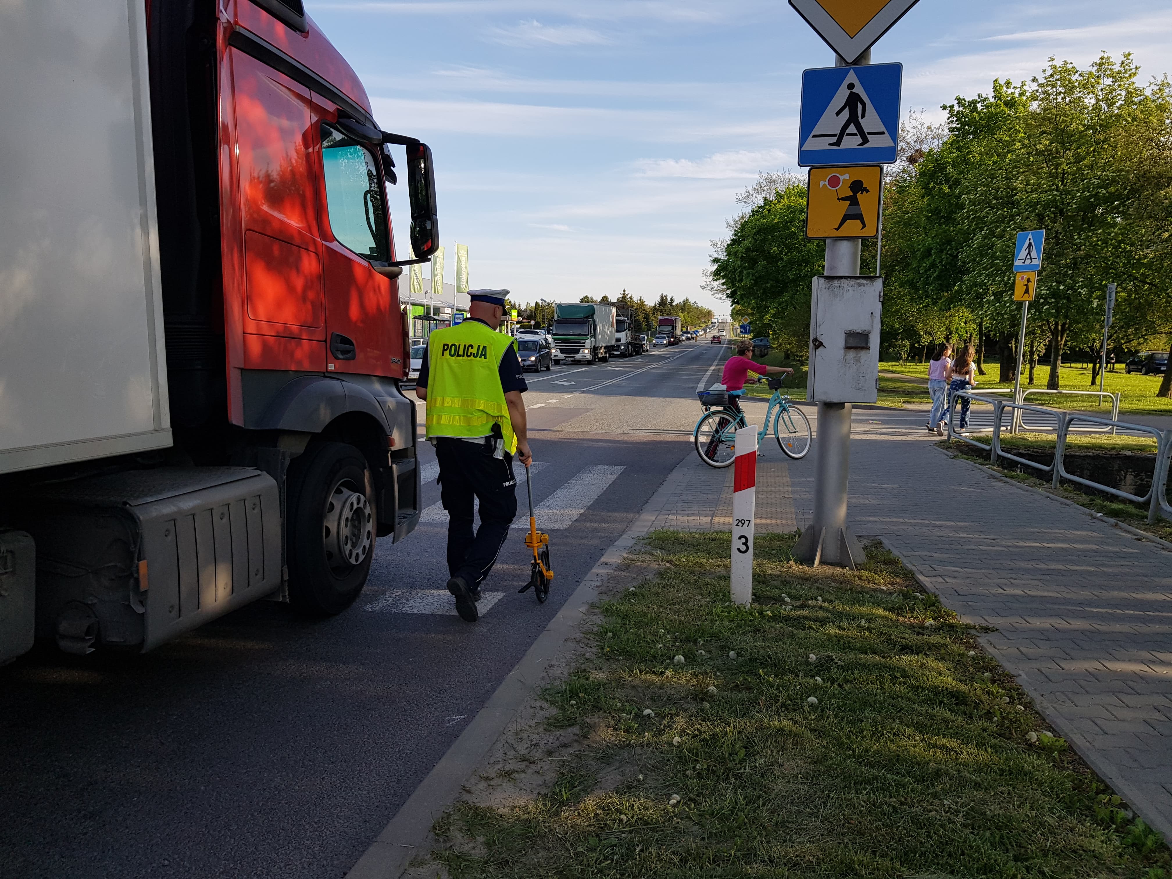 Wjechała na chodnik, potrąciła kobietę w ciąży. Poszkodowana trafiła do szpitala (zdjęcia, wideo)