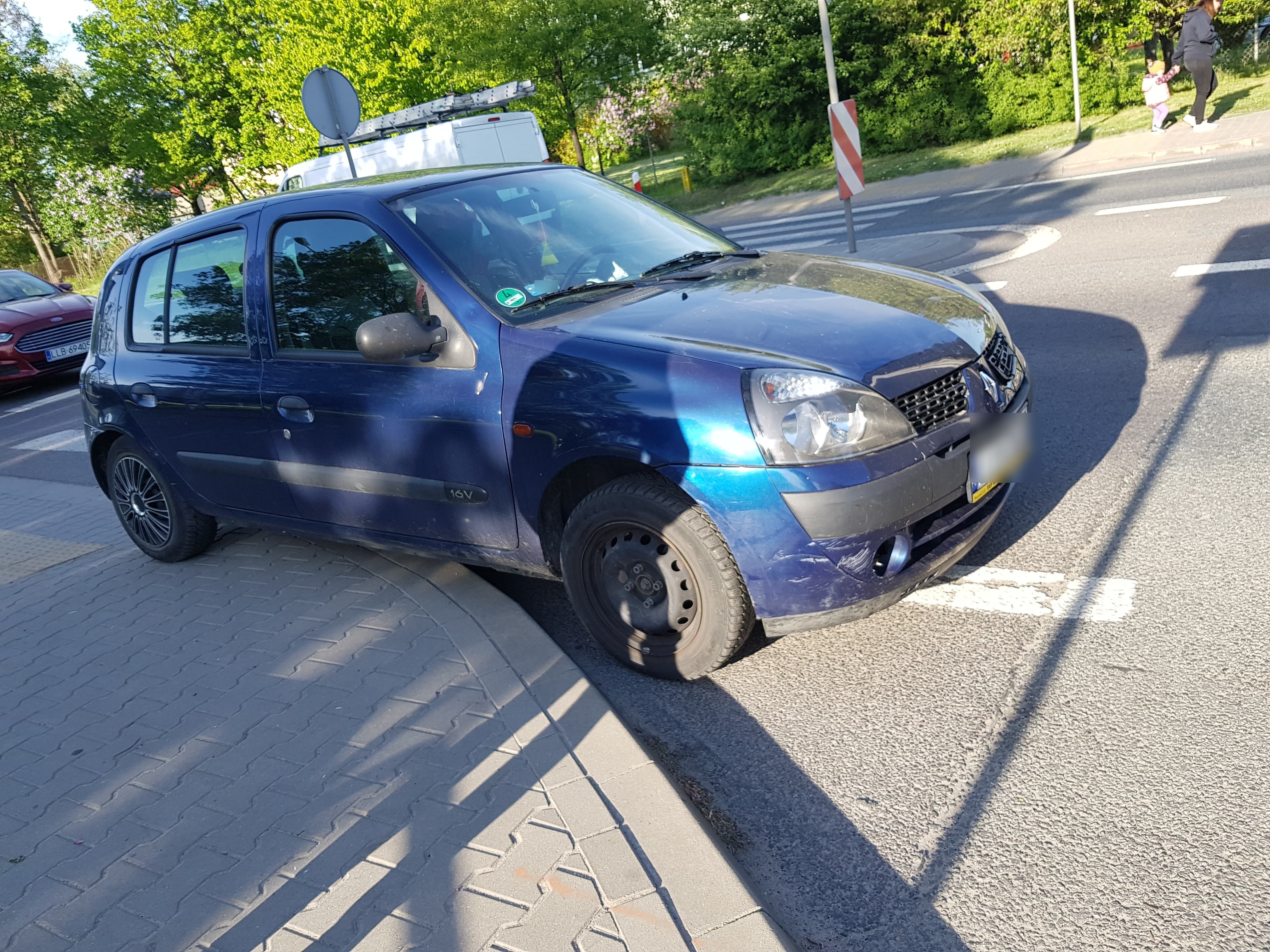 Wjechała na chodnik, potrąciła kobietę w ciąży. Poszkodowana trafiła do szpitala (zdjęcia, wideo)