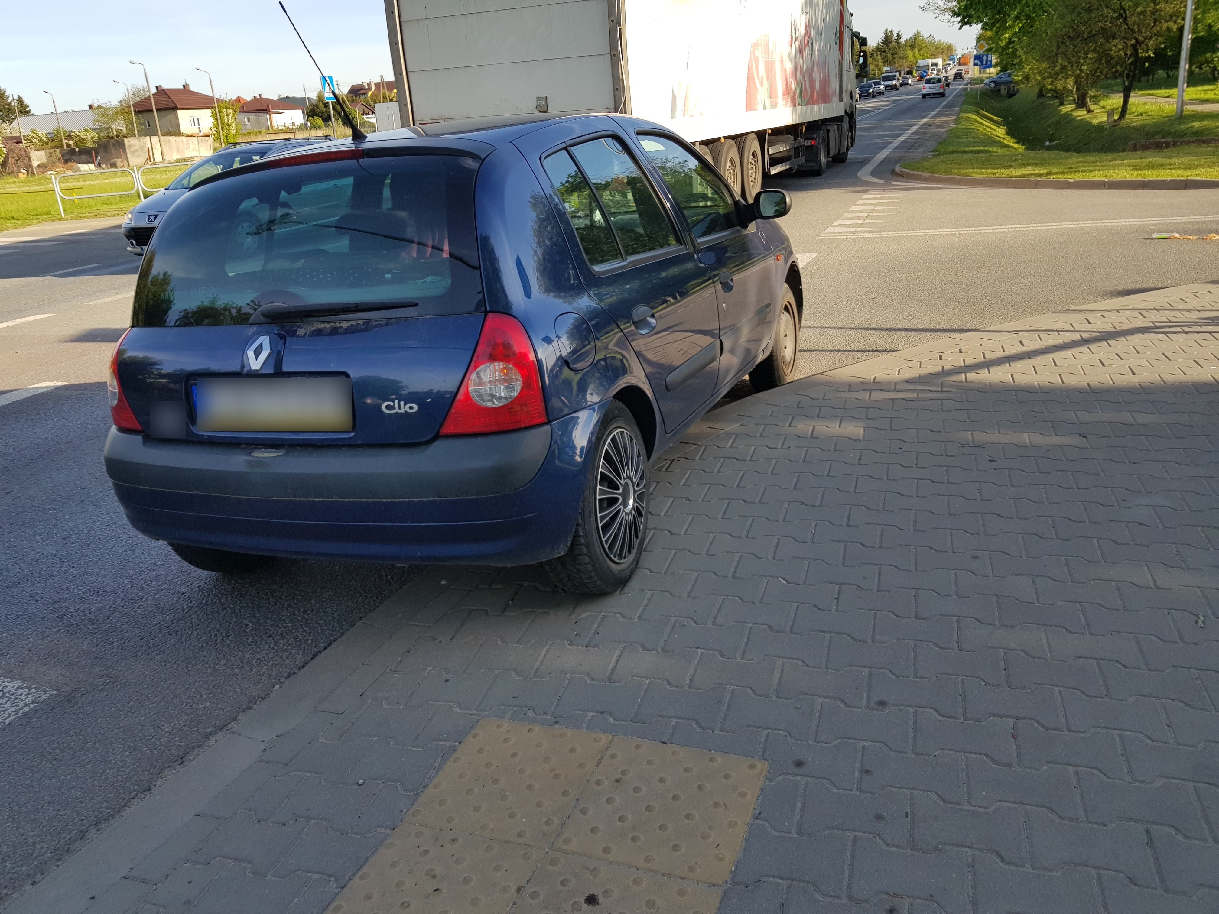 Wjechała na chodnik, potrąciła kobietę w ciąży. Poszkodowana trafiła do szpitala (zdjęcia, wideo)