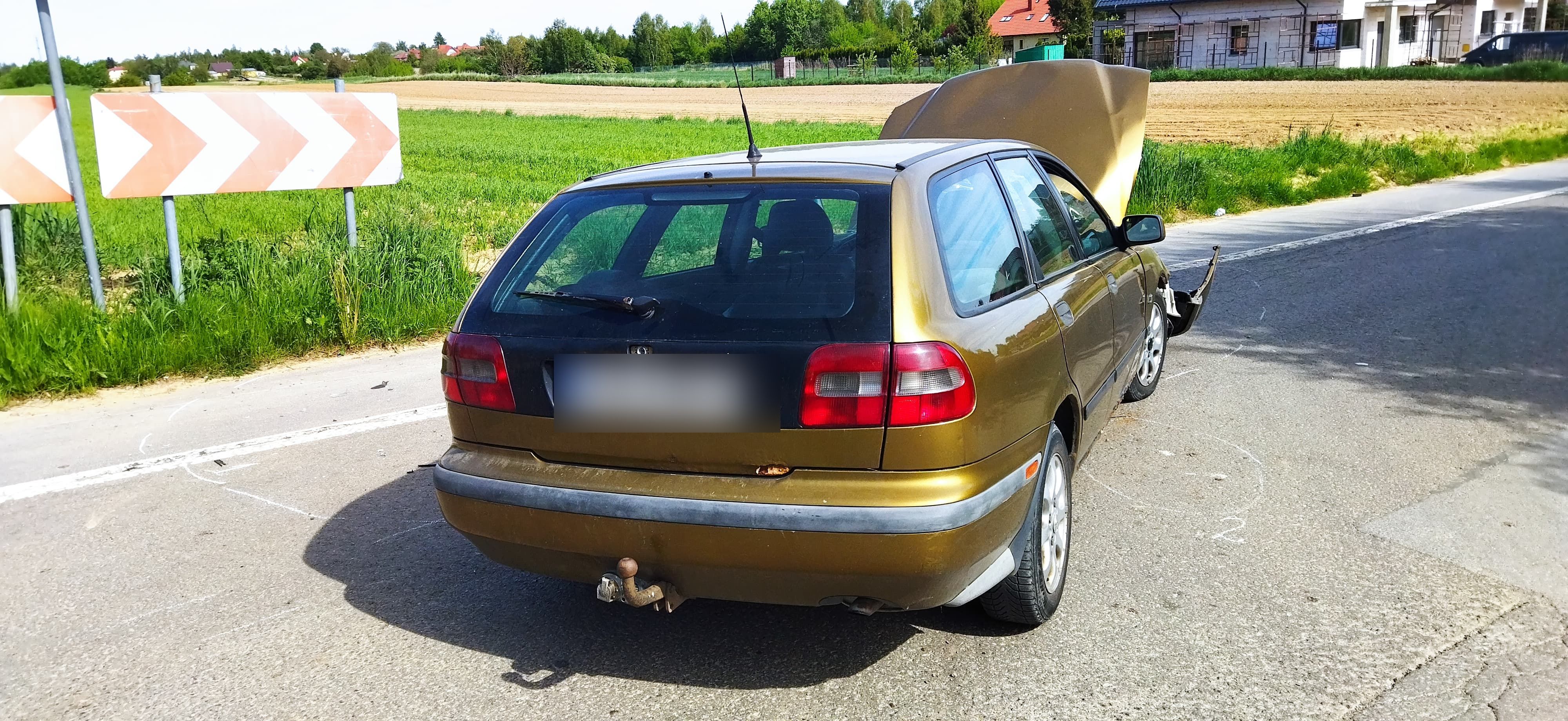 Kiedy zobaczył co narobił, porzucił auto i uciekł pieszo. Pasażer uczynił to samo (zdjęcia)