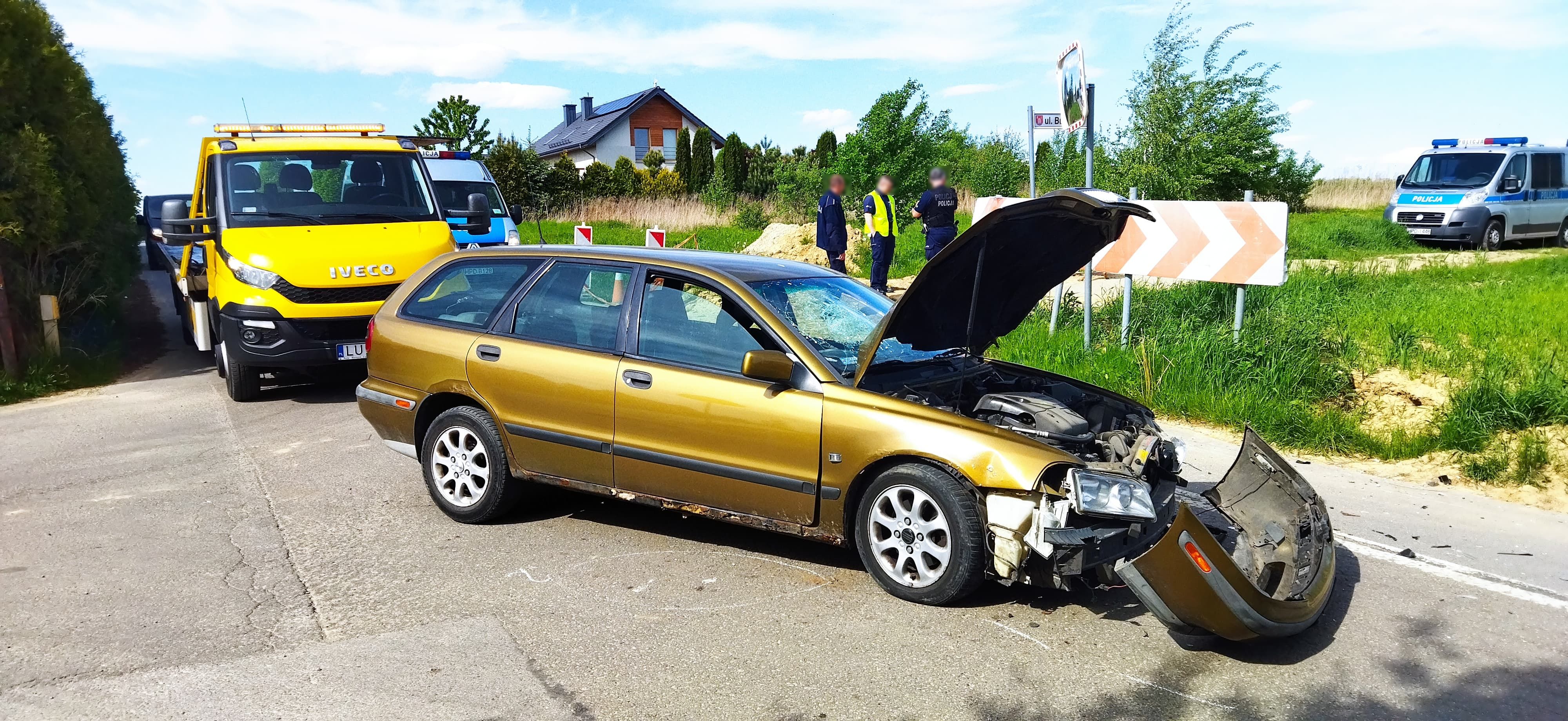 Kiedy zobaczył co narobił, porzucił auto i uciekł pieszo. Pasażer uczynił to samo (zdjęcia)