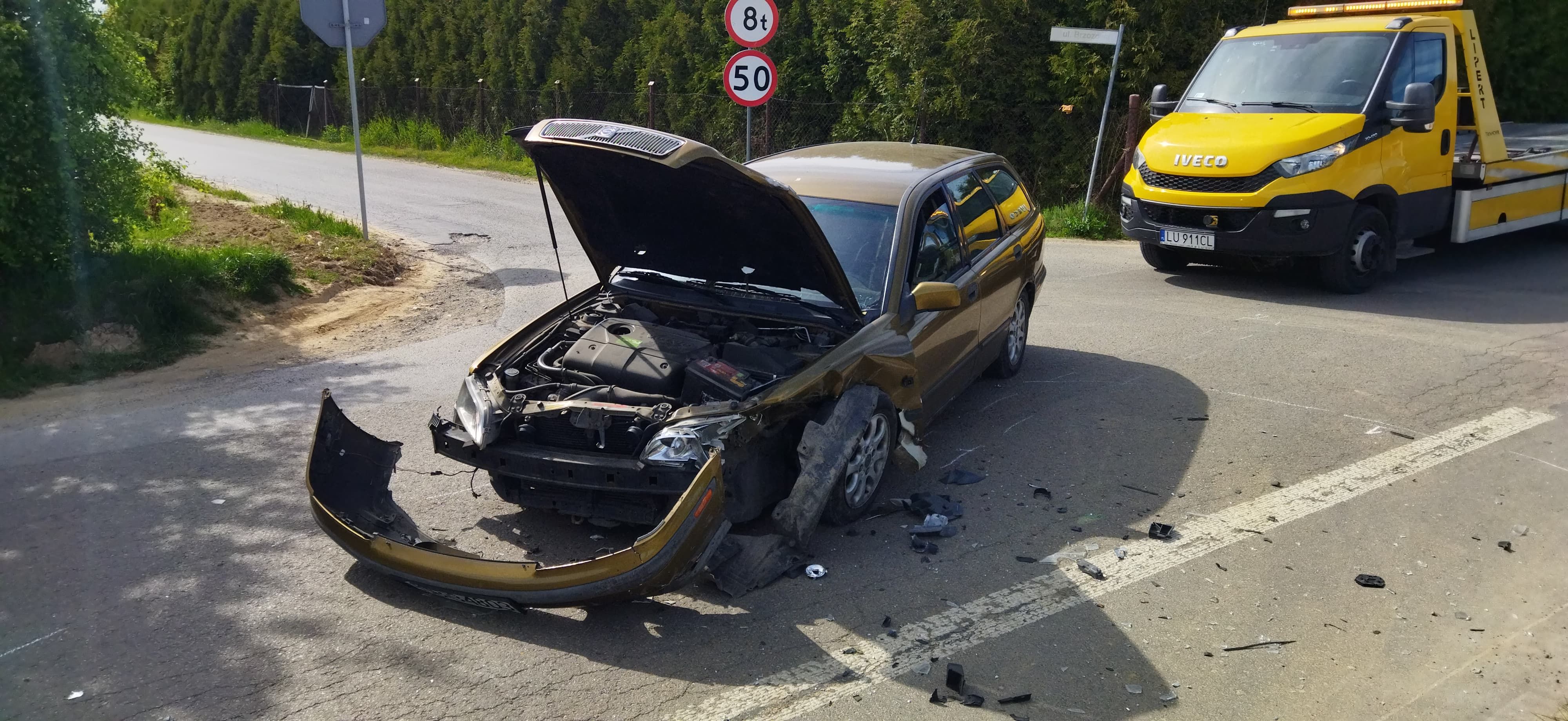 Kiedy zobaczył co narobił, porzucił auto i uciekł pieszo. Pasażer uczynił to samo (zdjęcia)