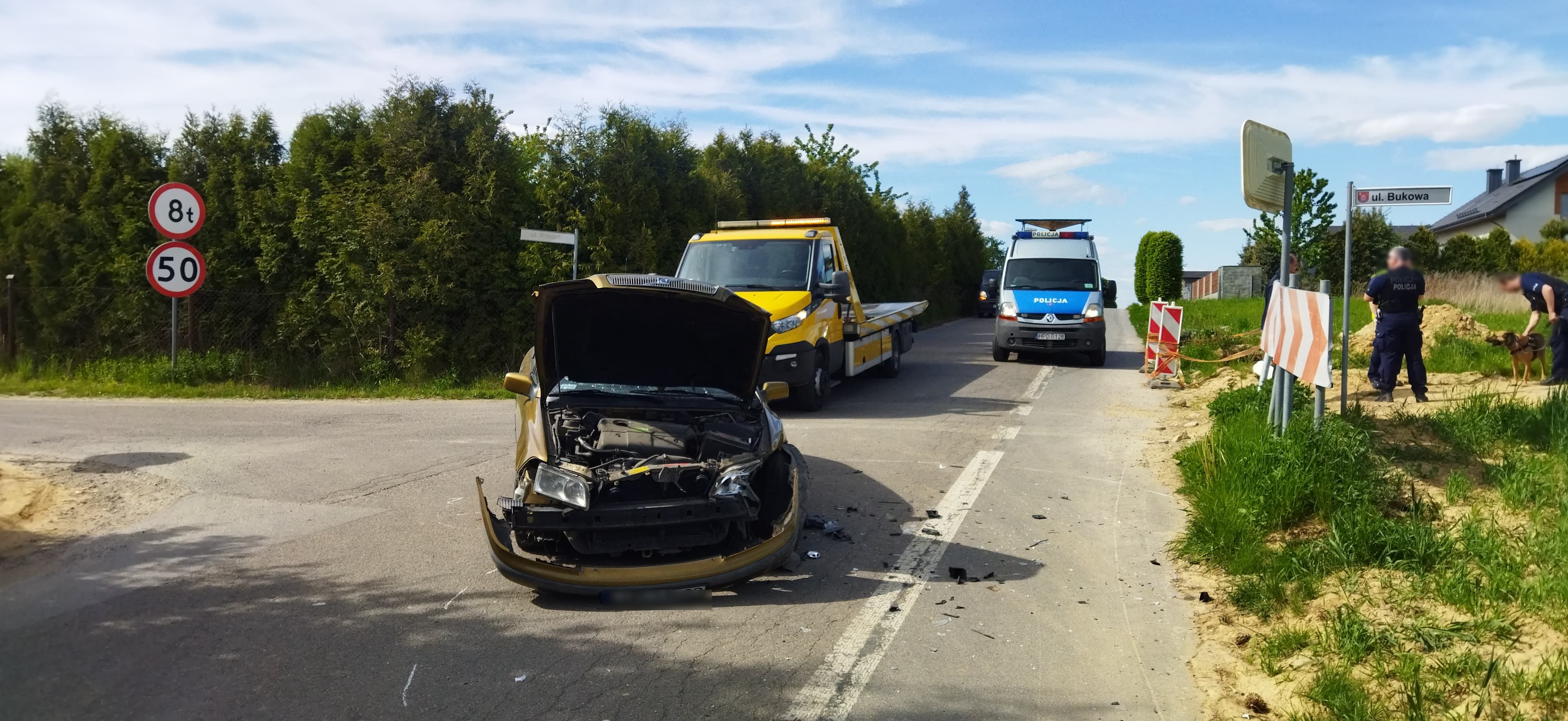 Kiedy zobaczył co narobił, porzucił auto i uciekł pieszo. Pasażer uczynił to samo (zdjęcia)