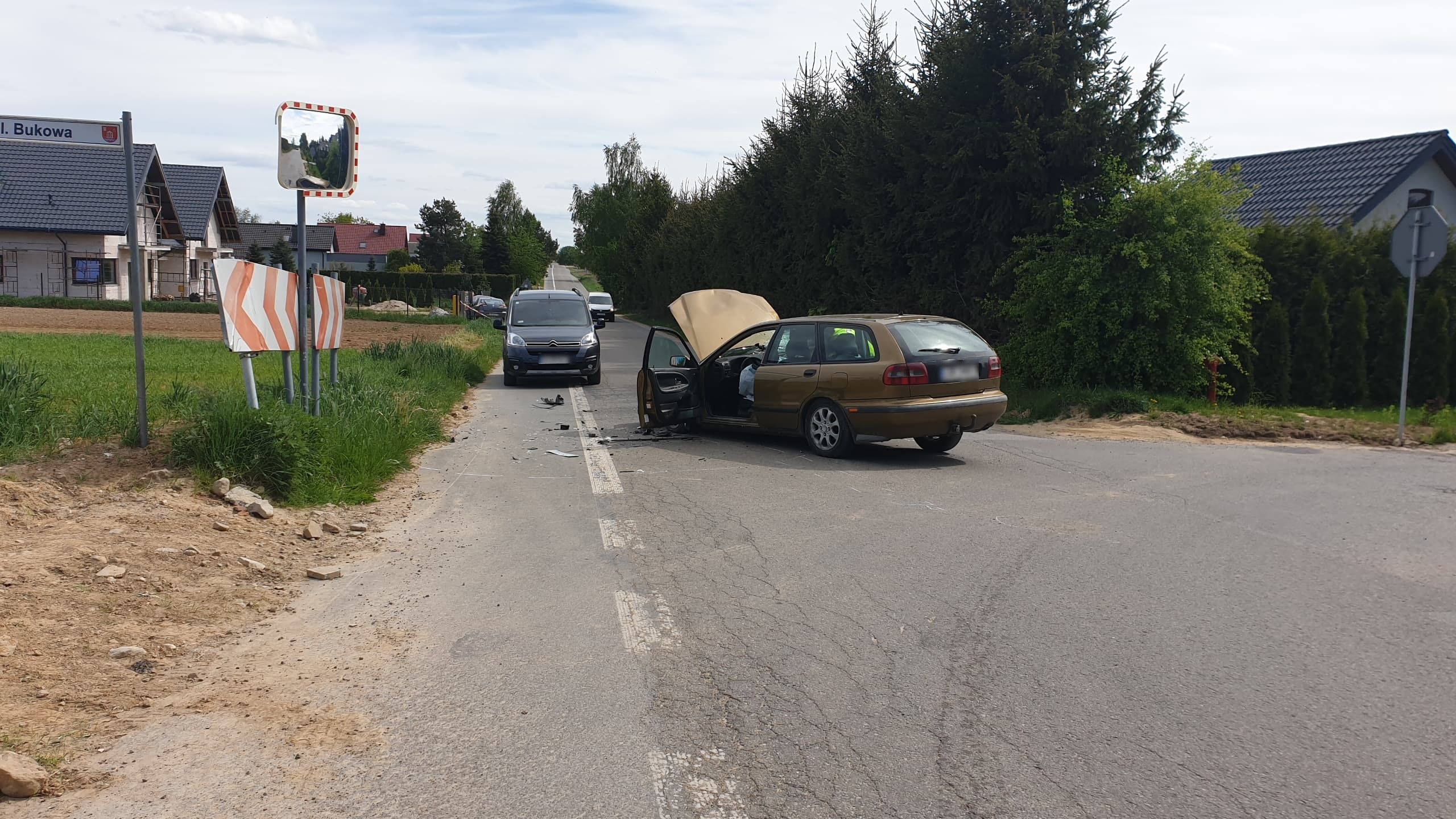 Kiedy zobaczył co narobił, porzucił auto i uciekł pieszo. Pasażer uczynił to samo (zdjęcia)