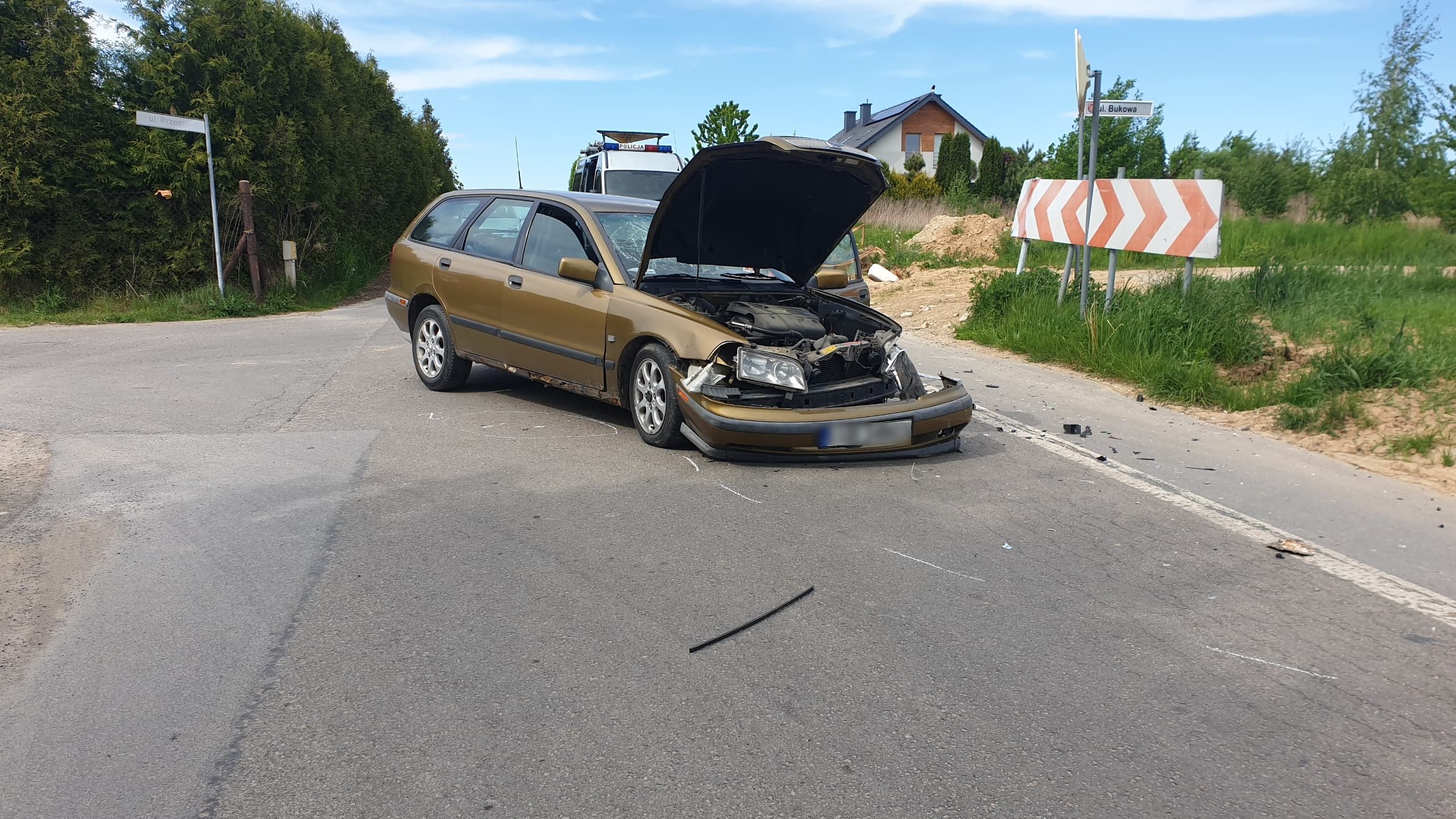 Kiedy zobaczył co narobił, porzucił auto i uciekł pieszo. Pasażer uczynił to samo (zdjęcia)