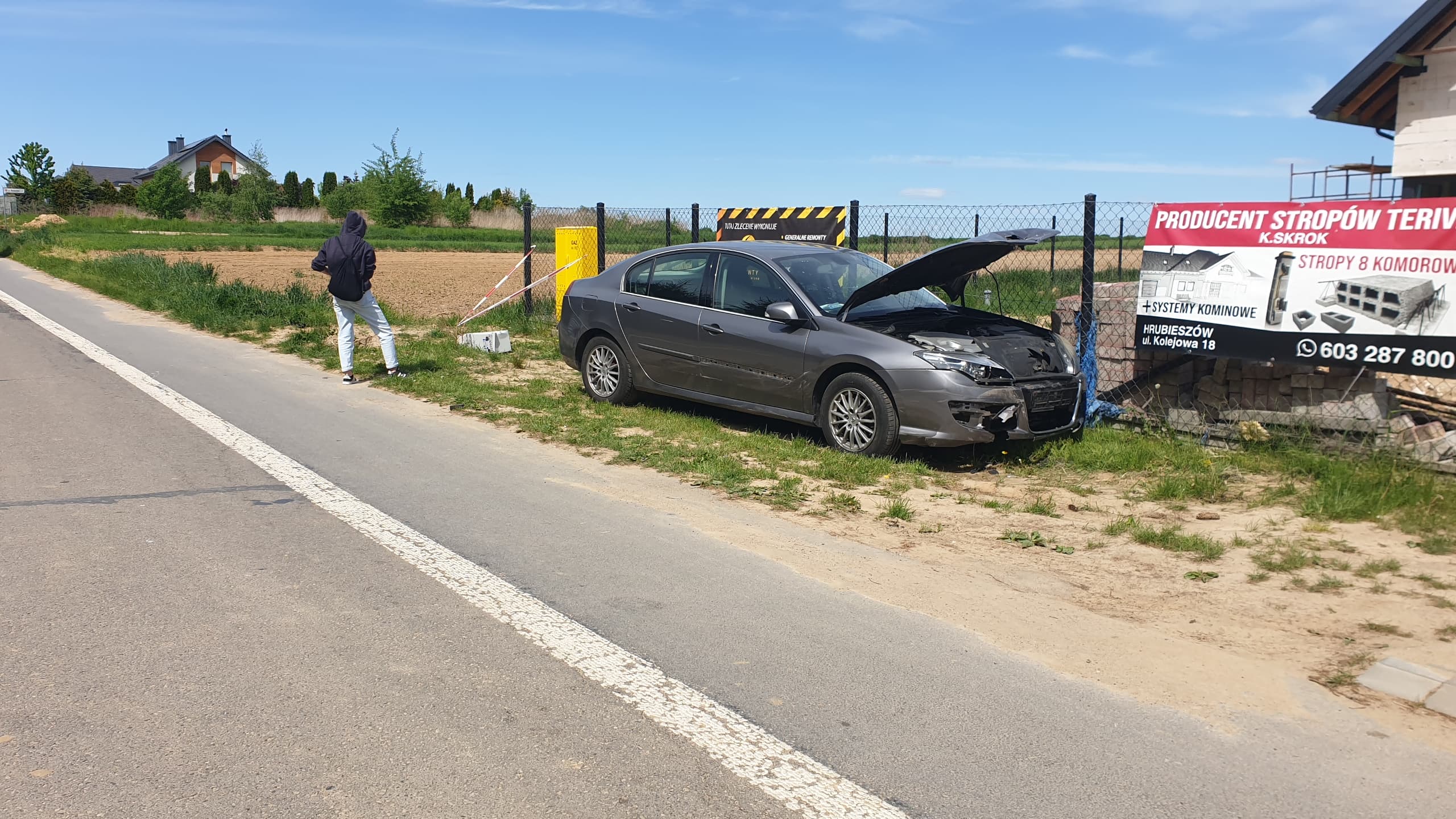 Kiedy zobaczył co narobił, porzucił auto i uciekł pieszo. Pasażer uczynił to samo (zdjęcia)