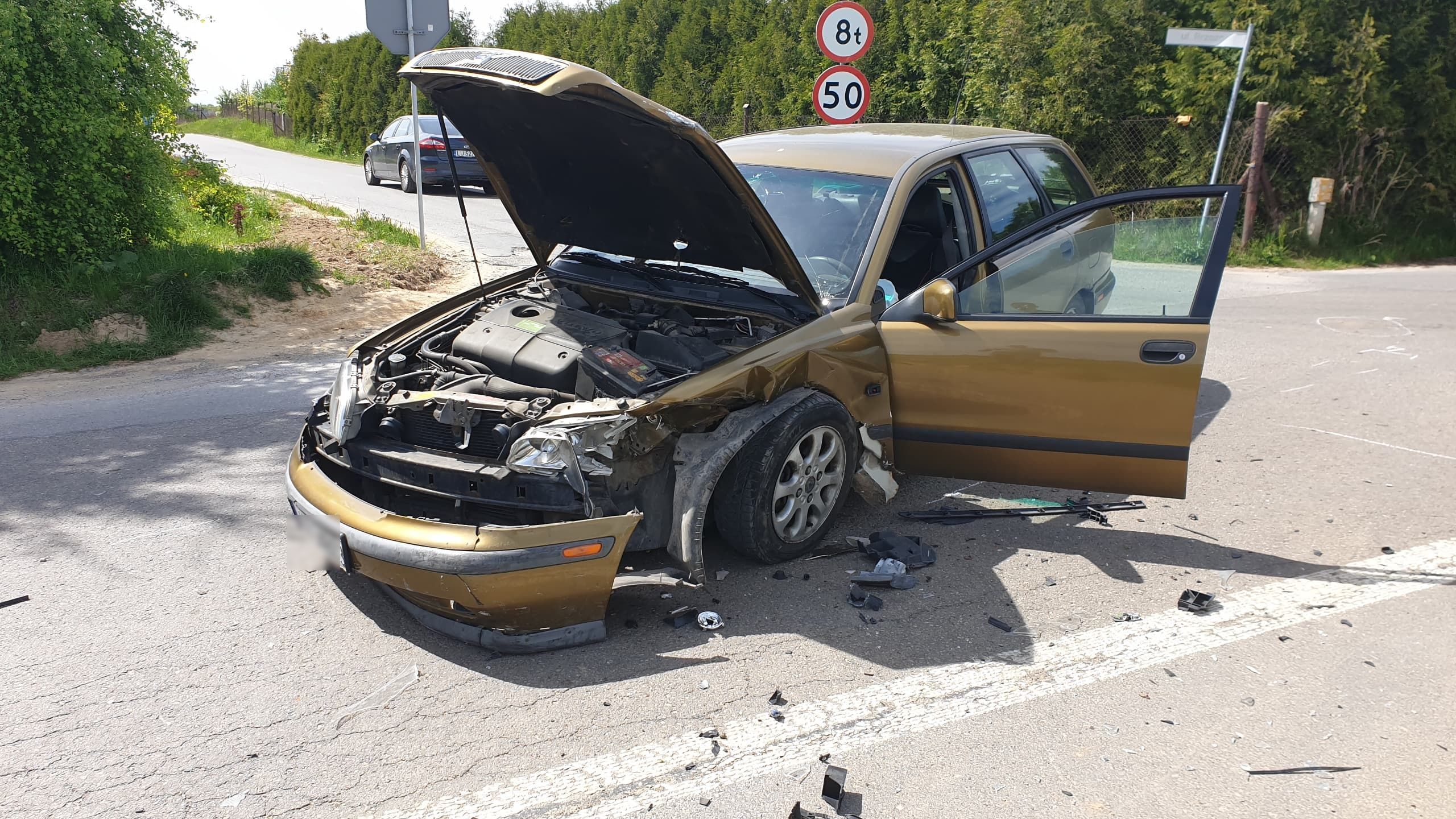 Kiedy zobaczył co narobił, porzucił auto i uciekł pieszo. Pasażer uczynił to samo (zdjęcia)