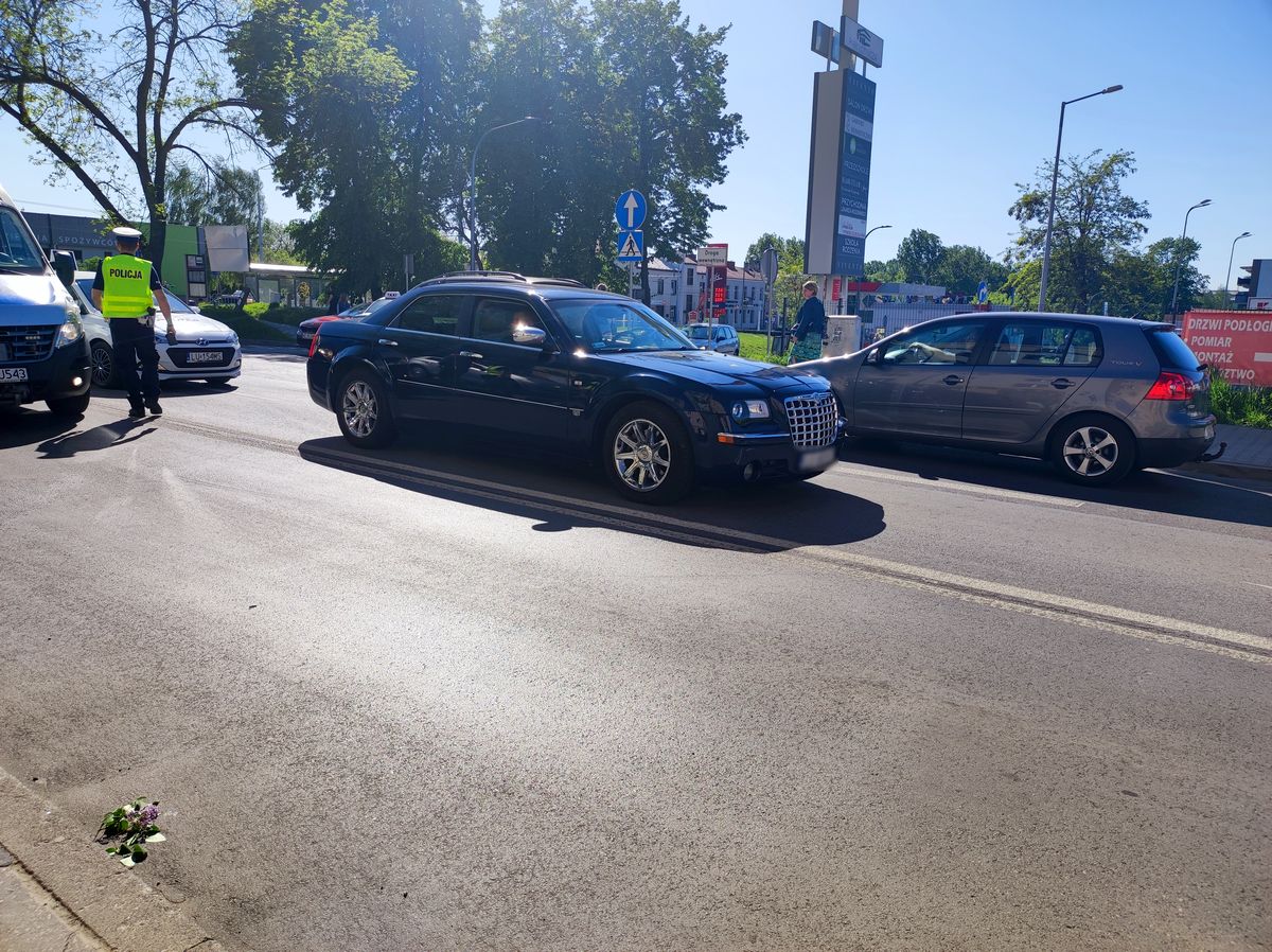 Potrącenie pieszego koło Biedronki. Ulica jest częściowo zablokowana (zdjęcia)