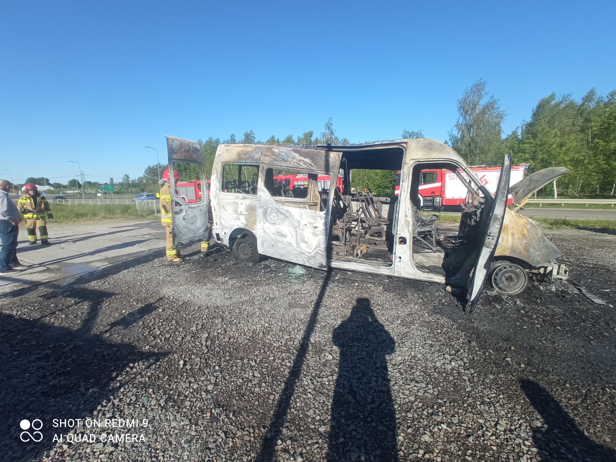 Rejsowy bus z pasażerami zapalił się w trakcie jazdy. Pojazd spłonął doszczętnie (zdjęcia)