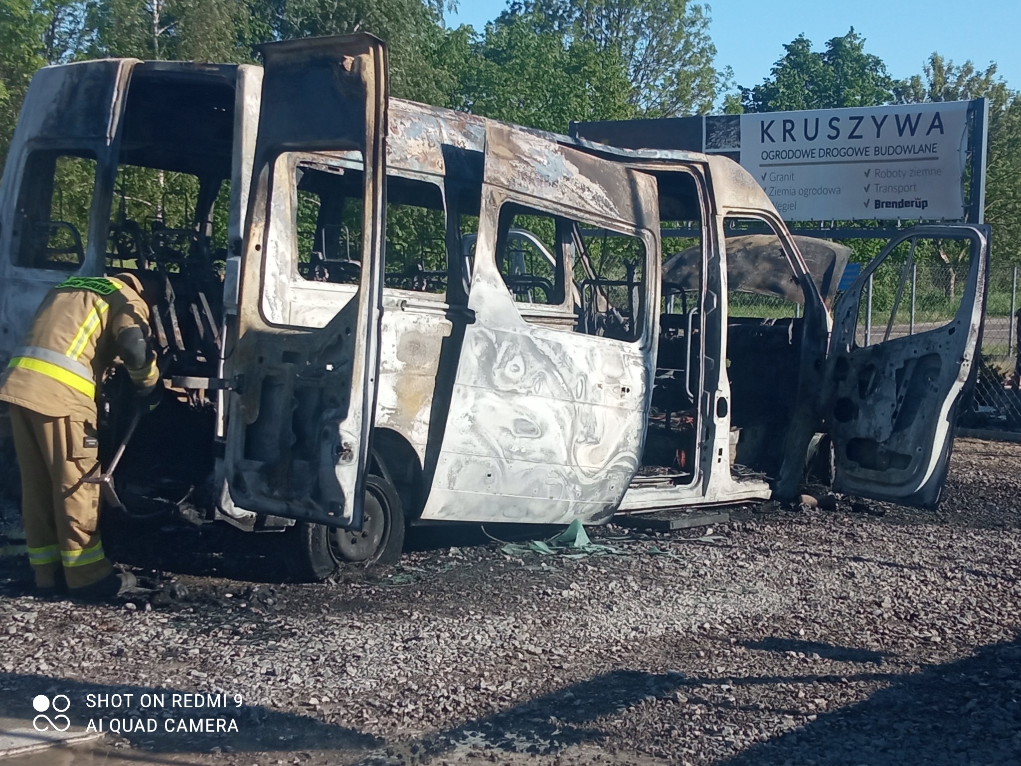 Rejsowy bus z pasażerami zapalił się w trakcie jazdy. Pojazd spłonął doszczętnie (zdjęcia)