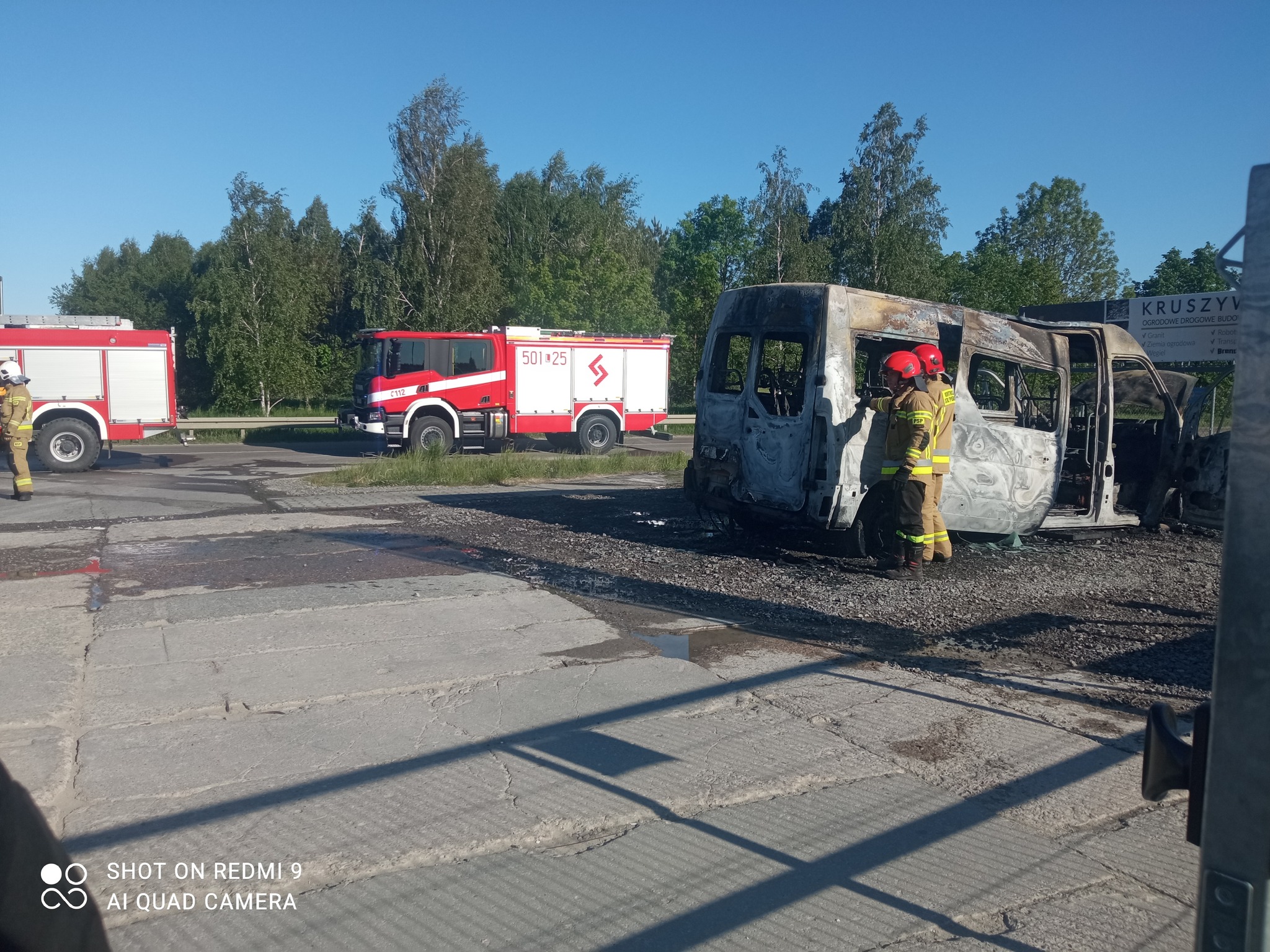 Rejsowy bus z pasażerami zapalił się w trakcie jazdy. Pojazd spłonął doszczętnie (zdjęcia)