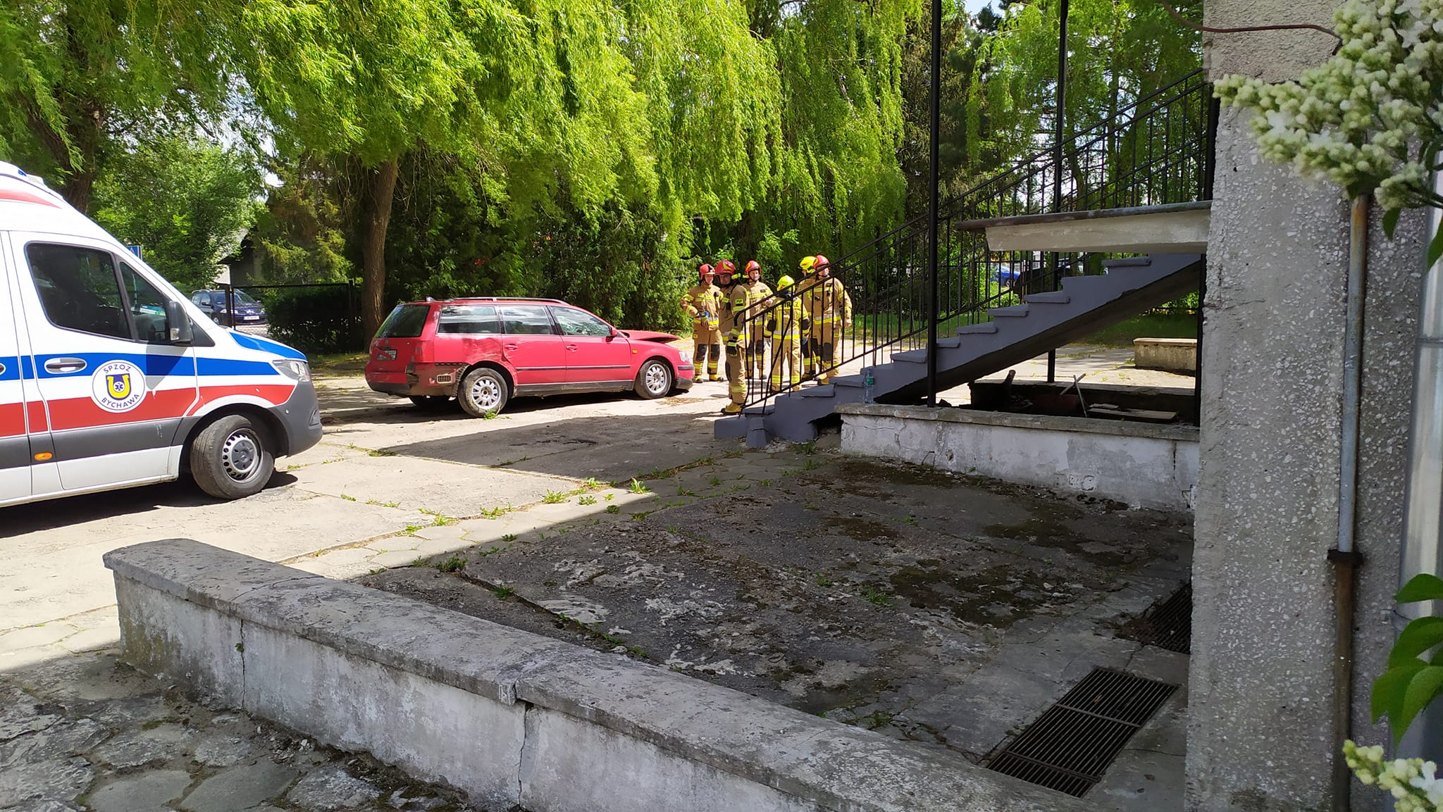 Volkswagen wypadł z drogi. Staranował ogrodzenie posesji i uderzył w drzewo (zdjęcia)