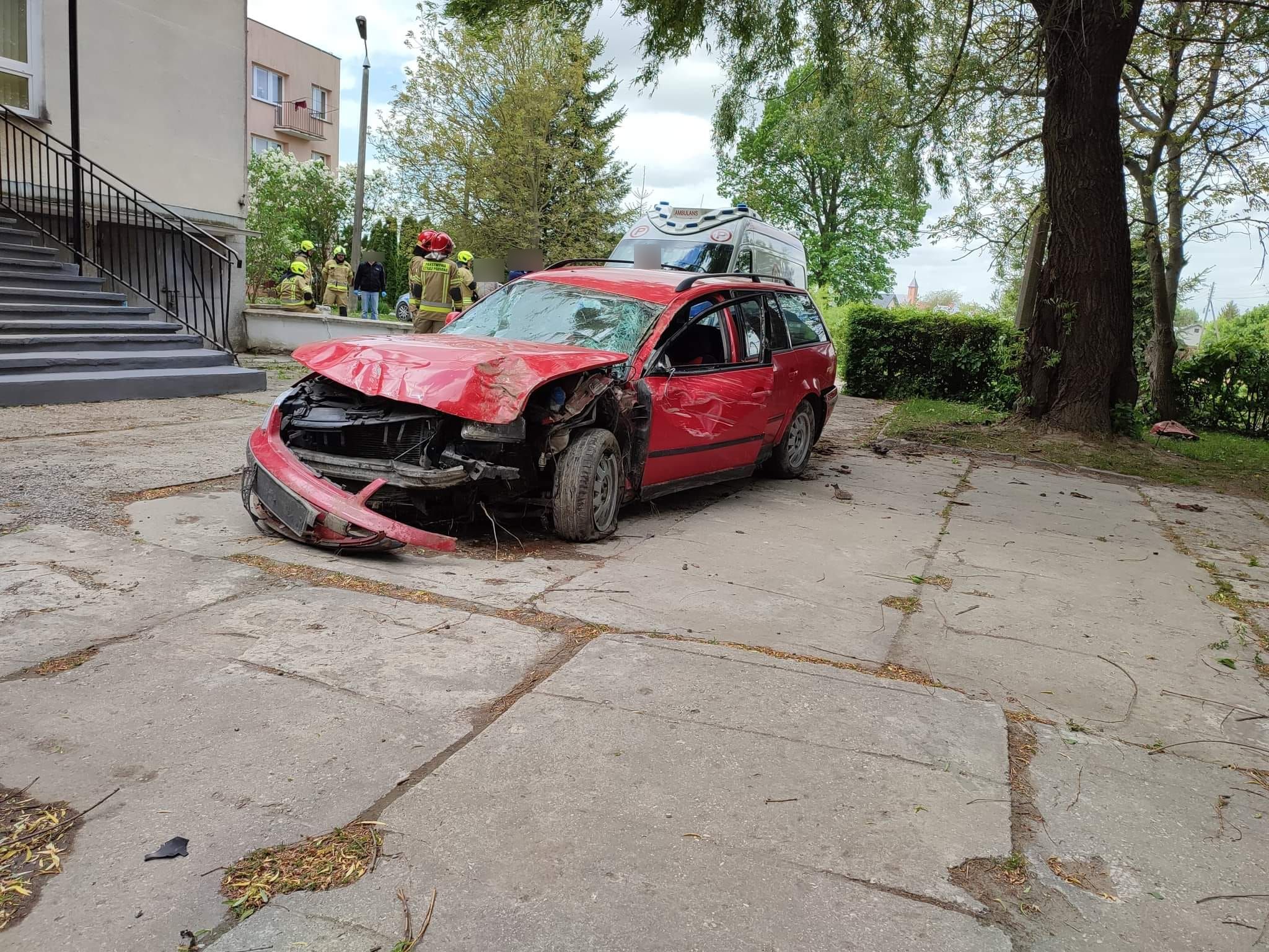 Volkswagen wypadł z drogi. Staranował ogrodzenie posesji i uderzył w drzewo (zdjęcia)