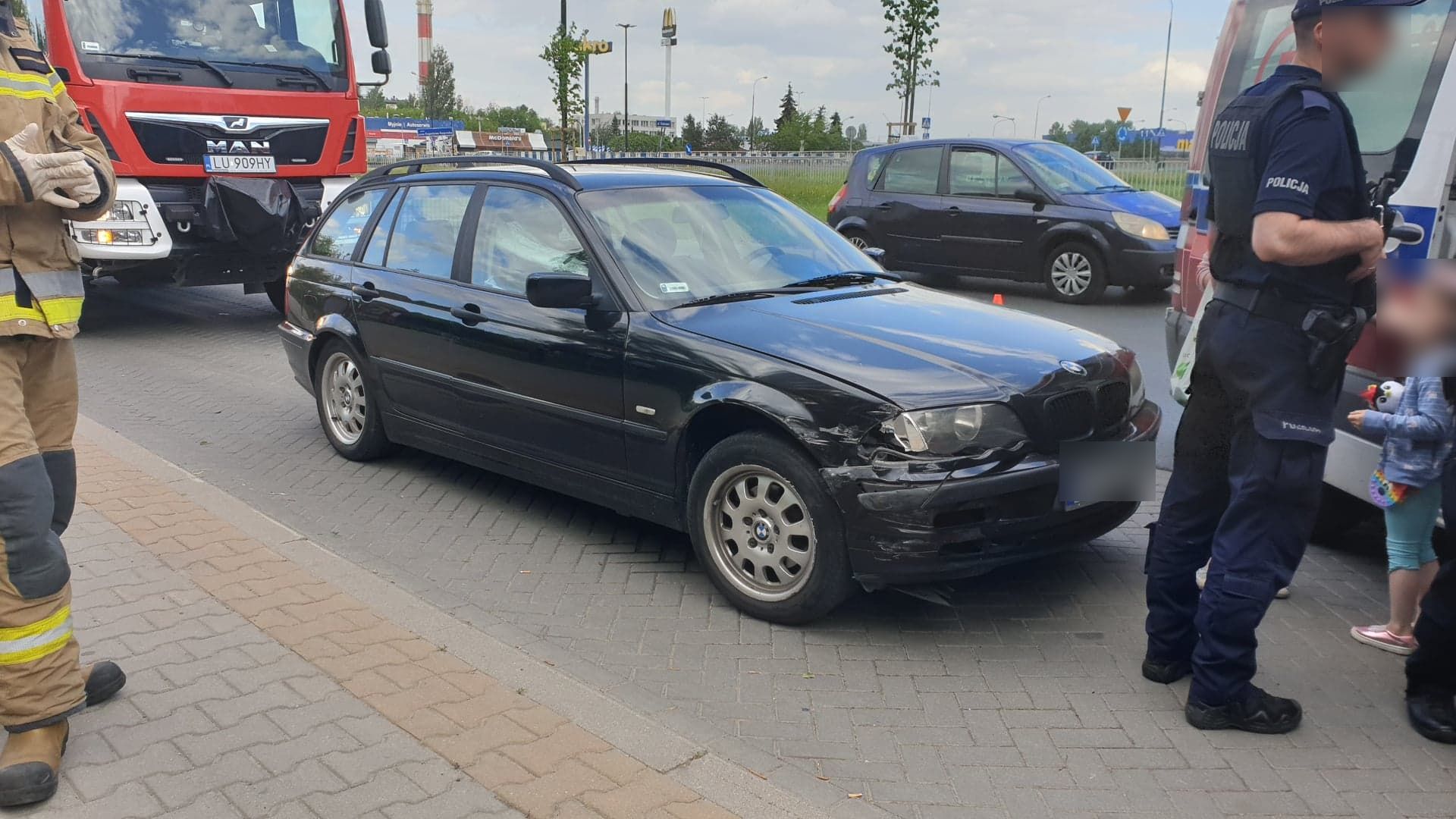 Kolejne zderzenie pojazdów na rondzie przy Makro. Tym razem mazdy i BMW (zdjęcia)